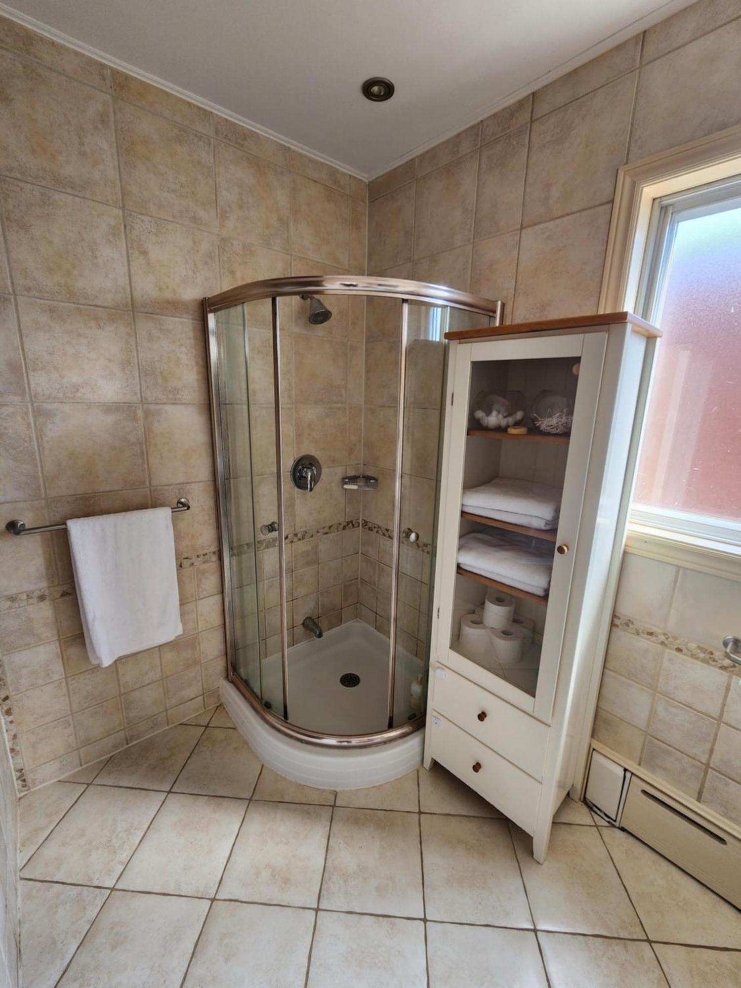 Large & Bright 3 Bedroom In Mtl
