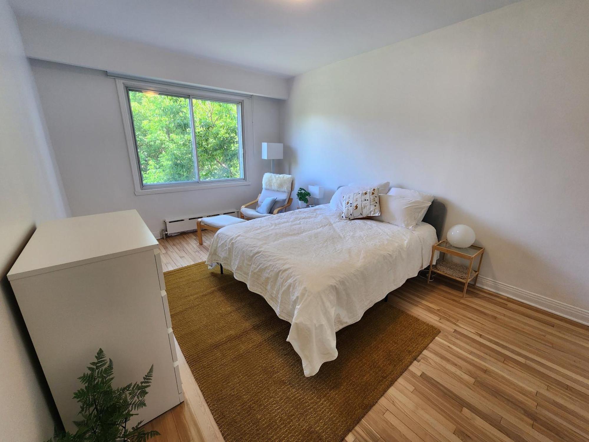 Large & Bright 3 Bedroom In Mtl Apartment