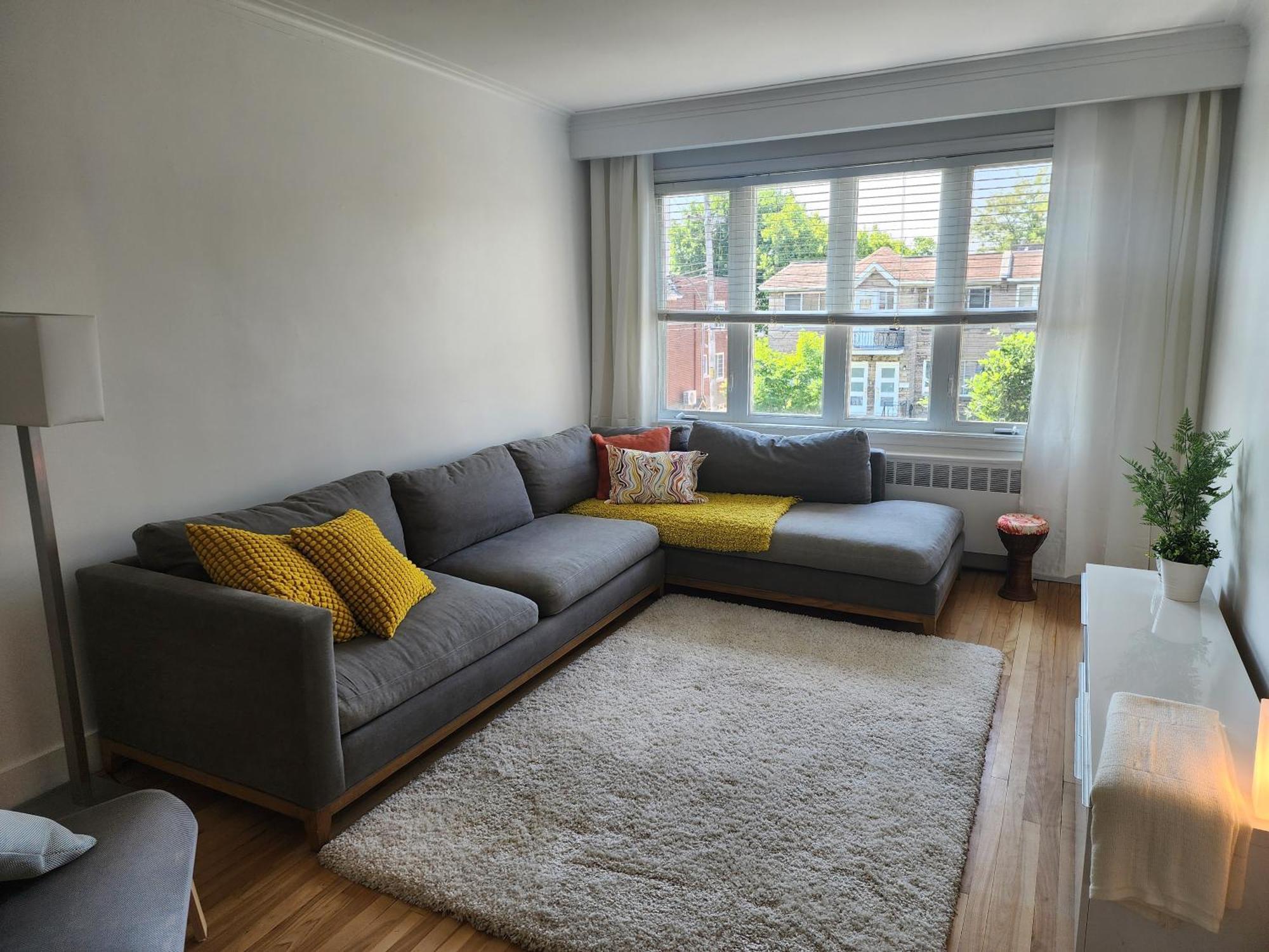 Large & Bright 3 Bedroom In Mtl * Montreal