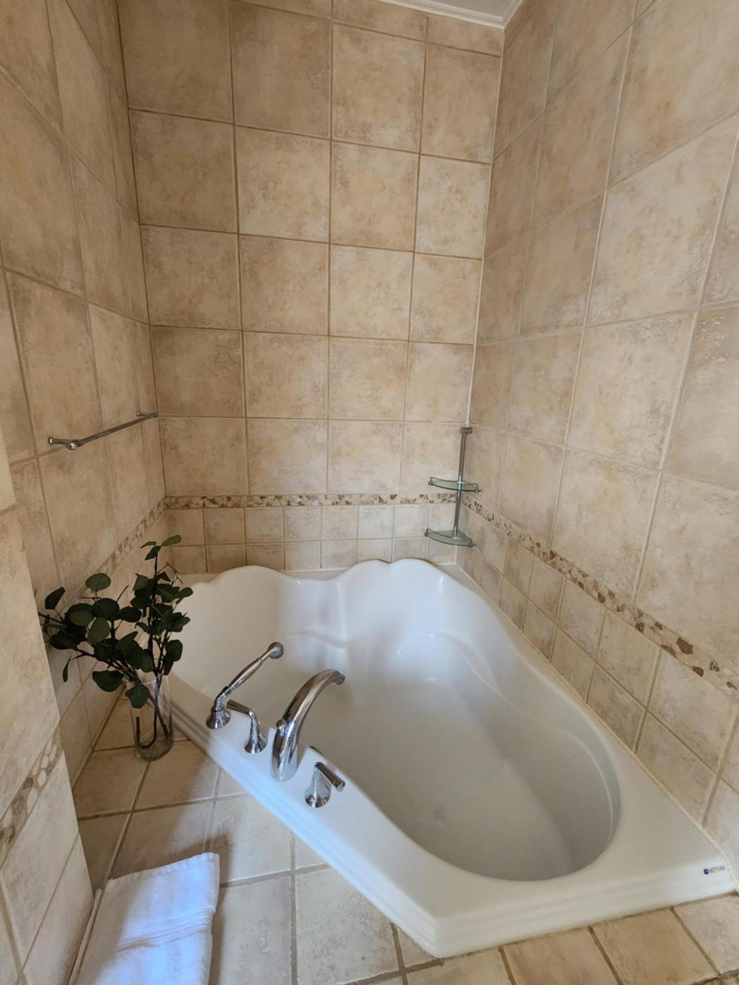Large & Bright 3 Bedroom In Mtl