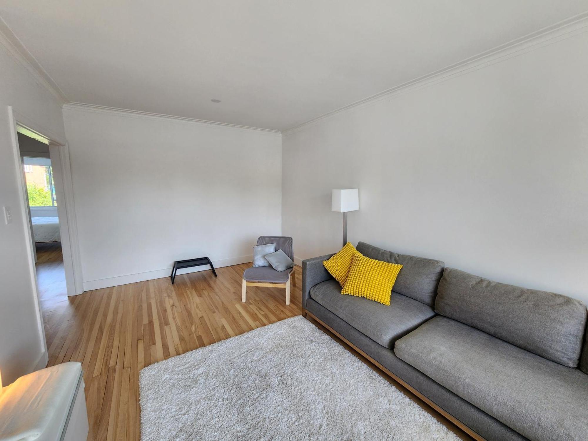 Large & Bright 3 Bedroom In Mtl *