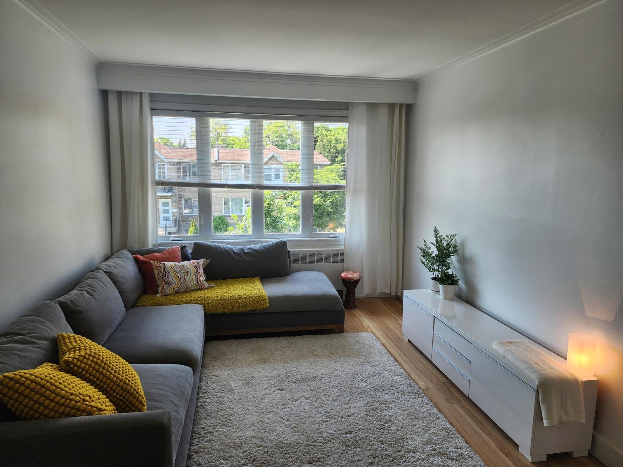 Large & Bright 3 Bedroom In Mtl