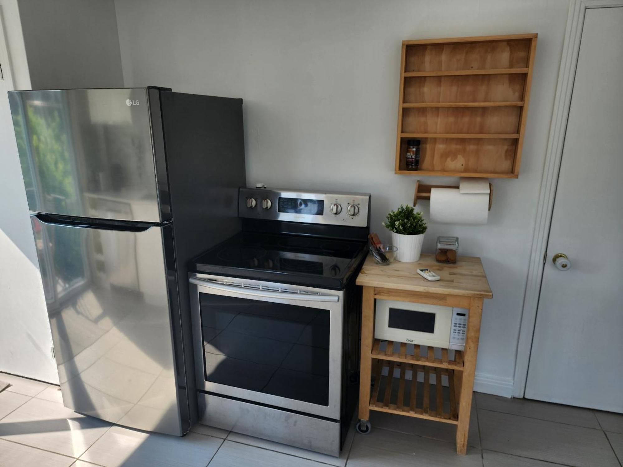 Large & Bright 3 Bedroom In Mtl Apartment