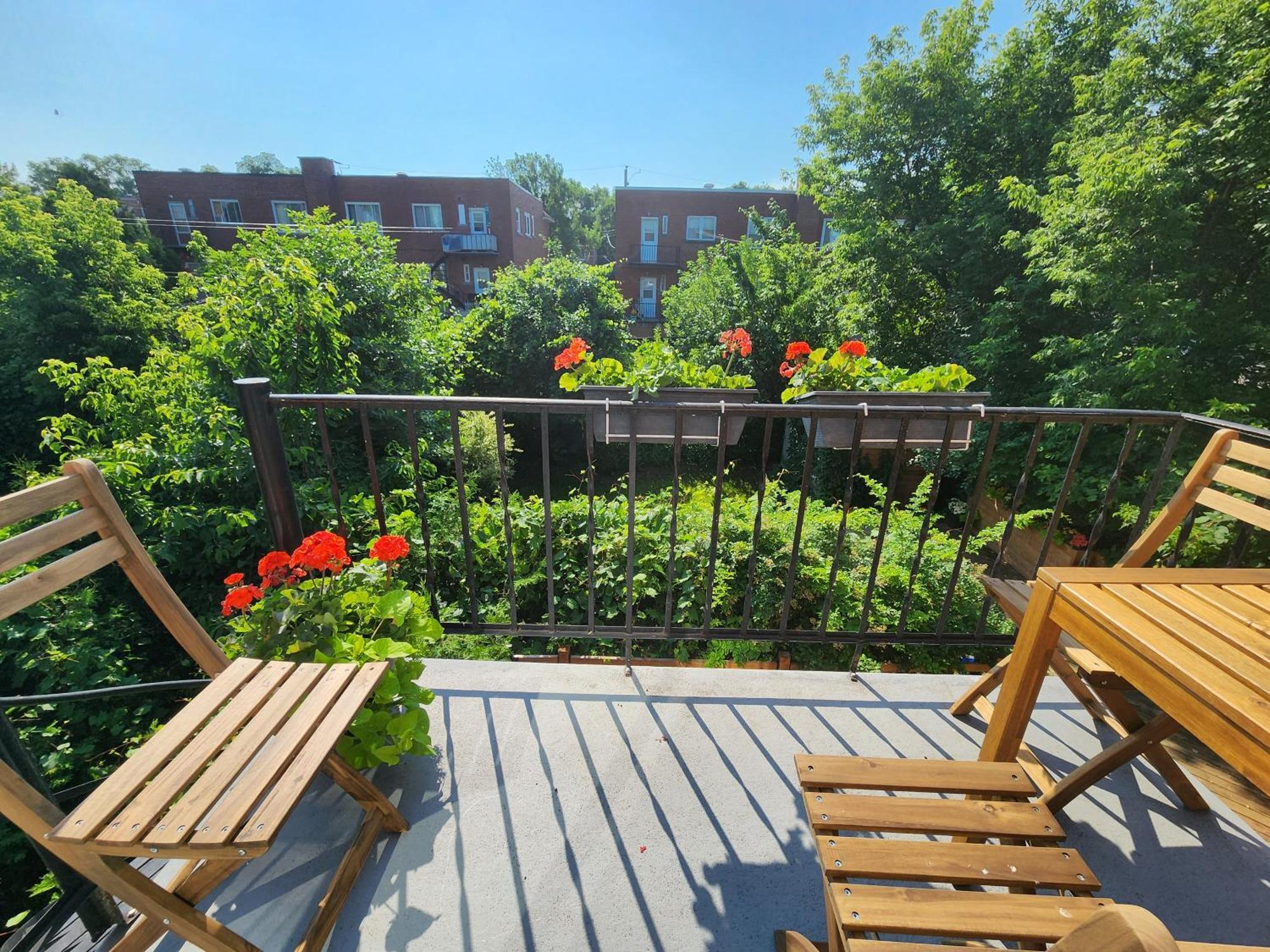 Large & Bright 3 Bedroom In Mtl Apartment