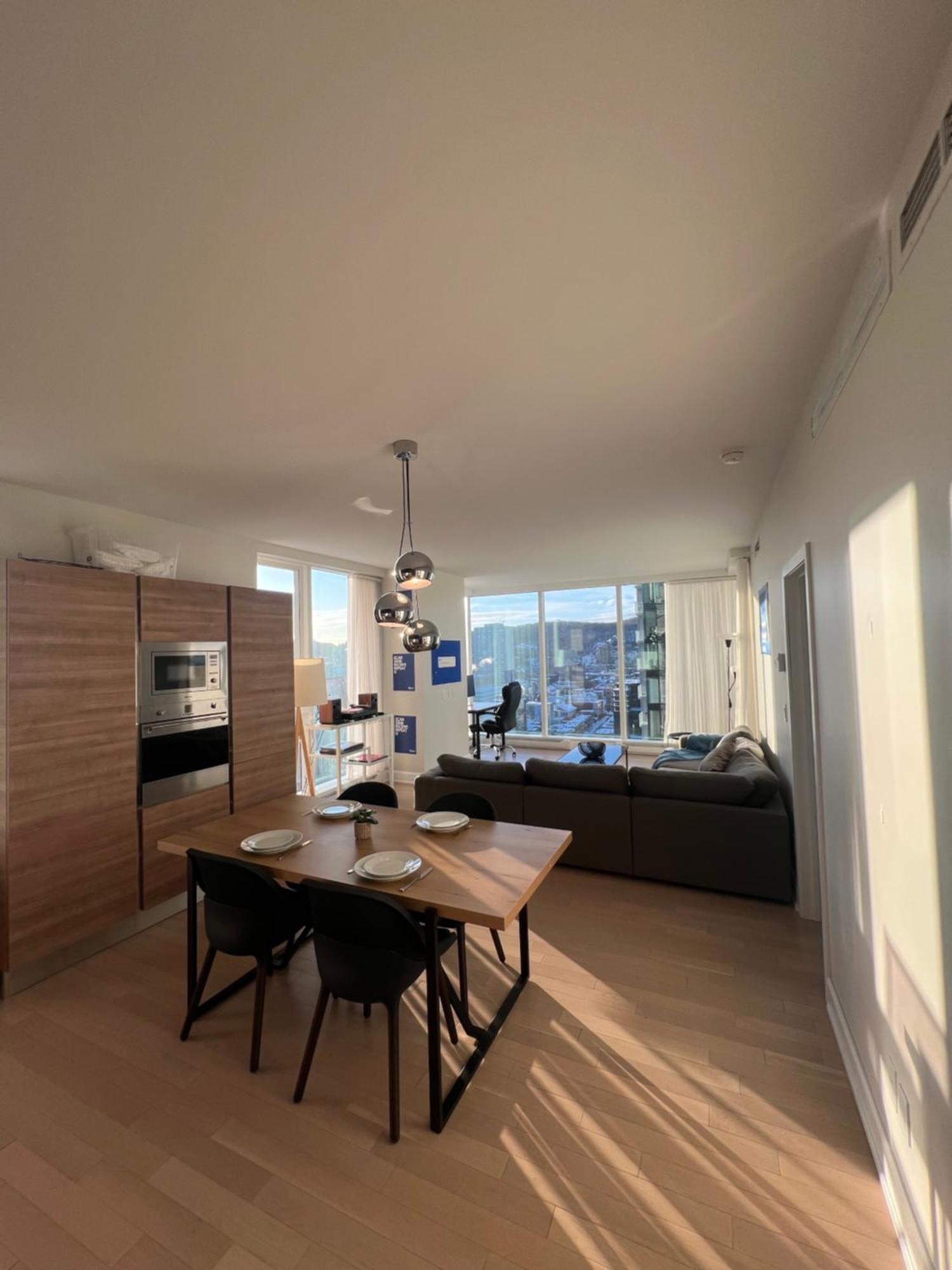 Modern 2 Bedrooms Downtown Apartment *