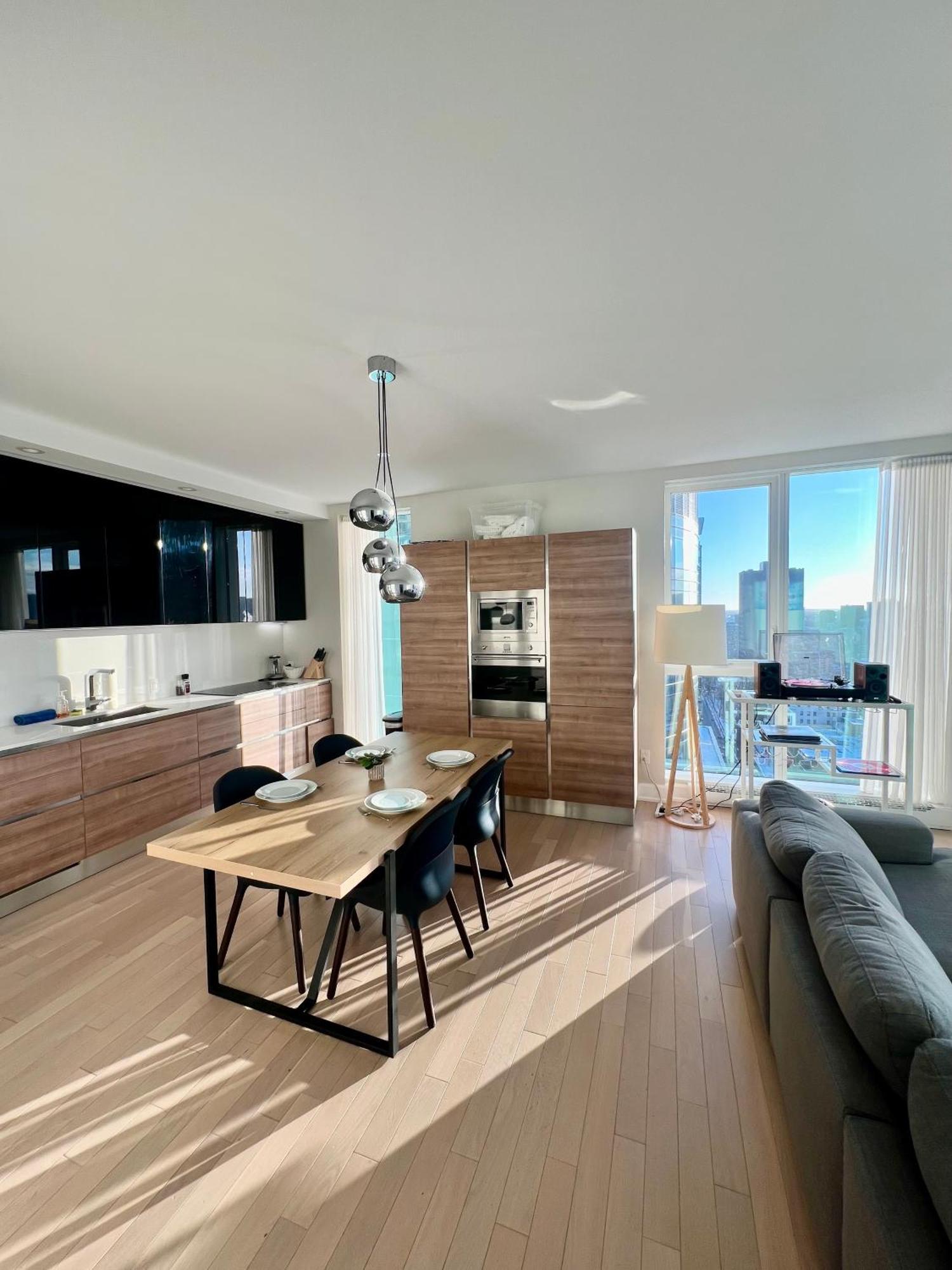 Modern 2 Bedrooms Downtown Apartment *