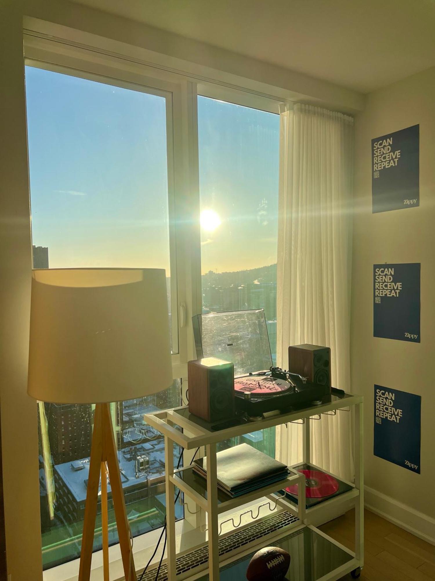 Modern 2 Bedrooms Downtown Apartment *