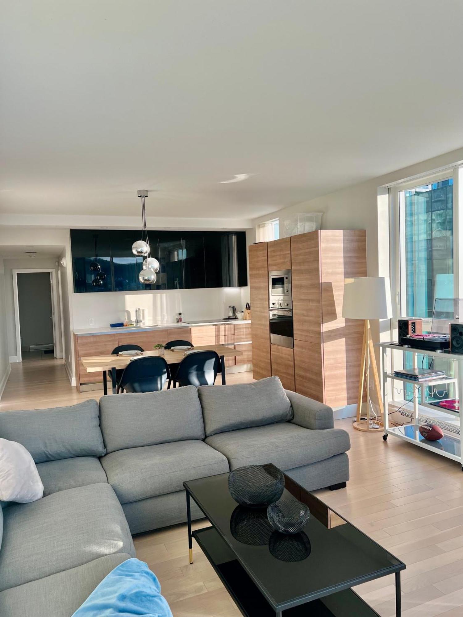 Modern 2 Bedrooms Downtown Apartment