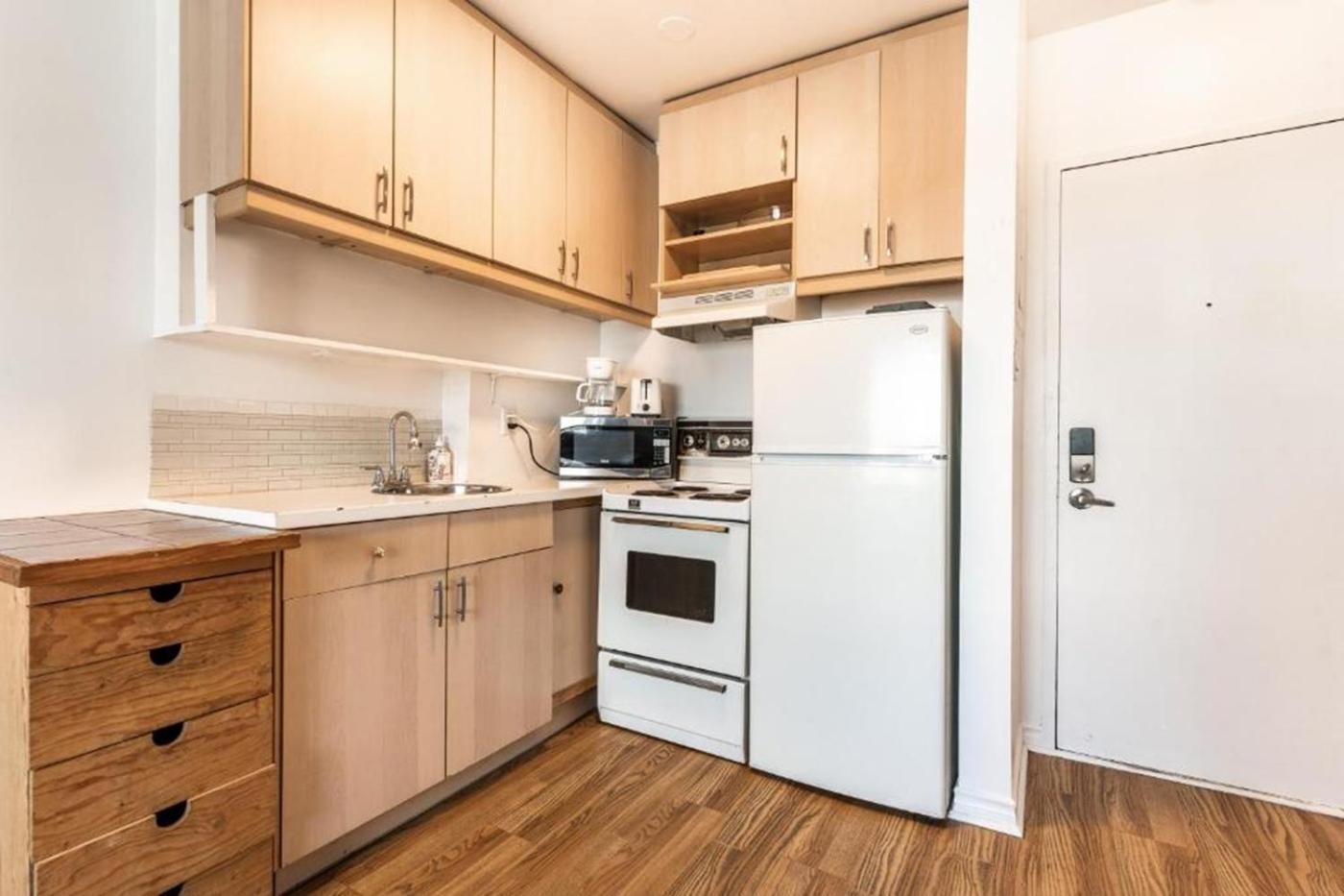 Petite With Two Beds Near Downtown 105 Apartment