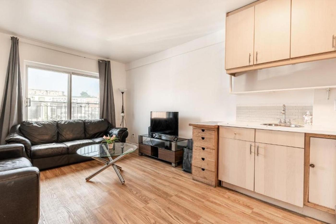 Petite With Two Beds Near Downtown 105 * Montreal