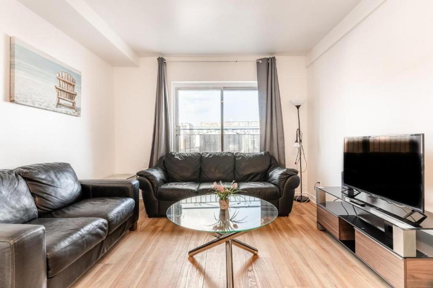 Petite With Two Beds Near Downtown 105 Apartment Montreal
