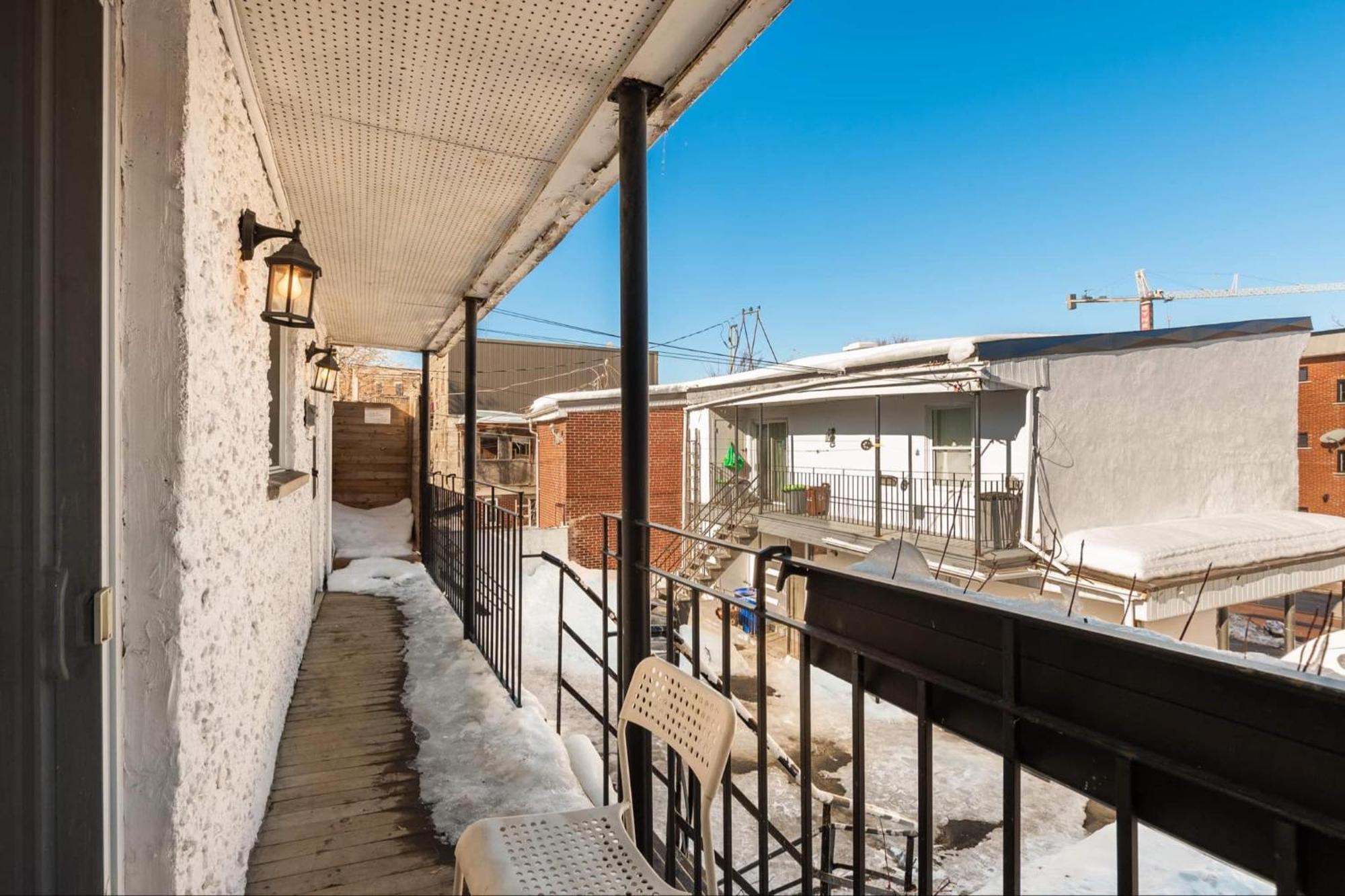 Spacious 2 Bedrooms 1896 *