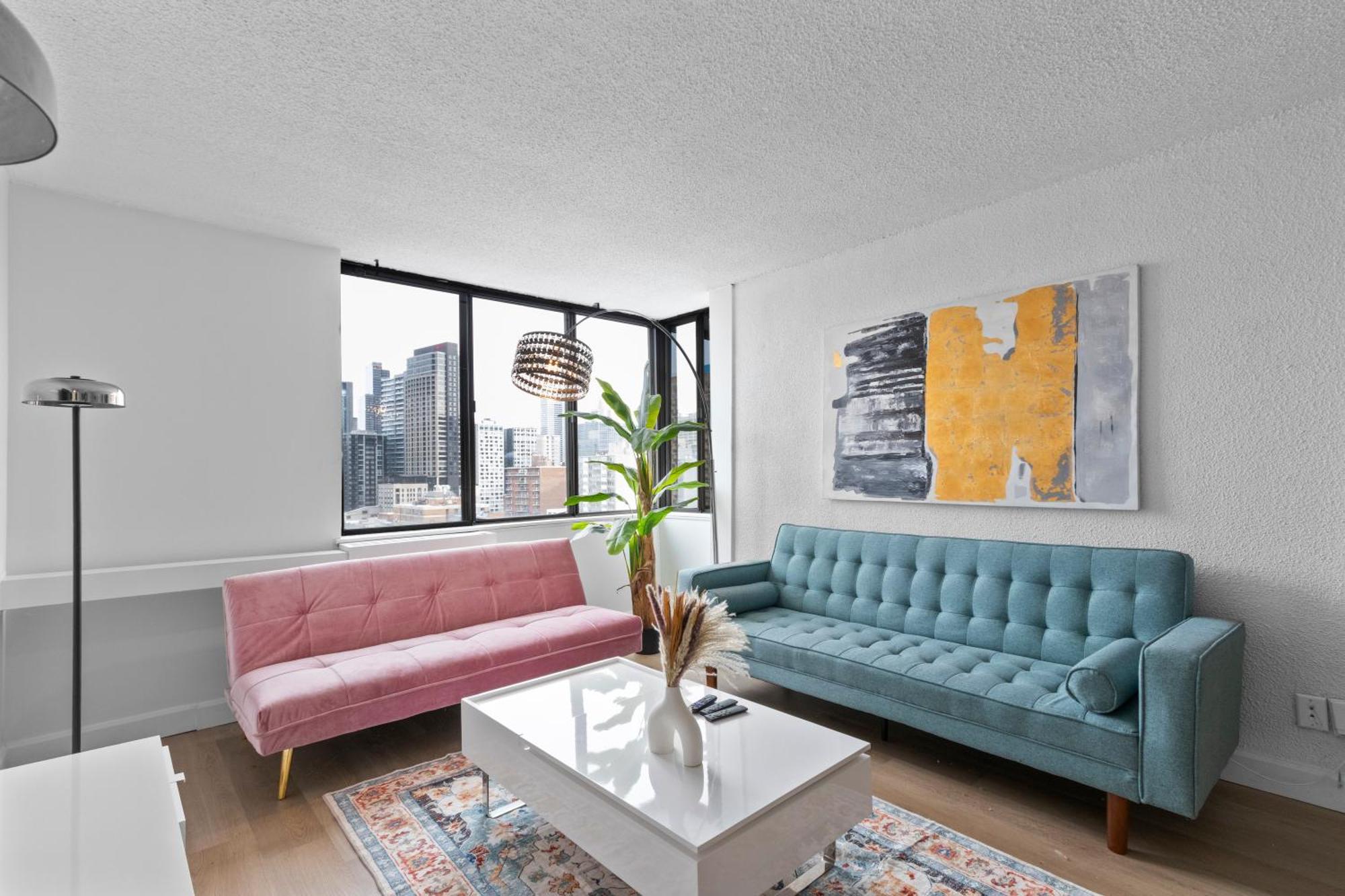 Private With Breathtaking Downtown View And Free Parking *