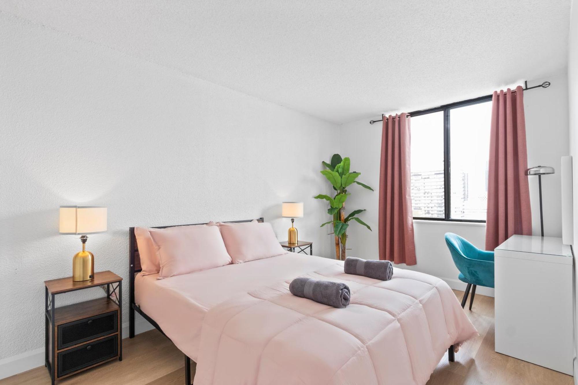 Private With Breathtaking Downtown View And Free Parking Apartment *