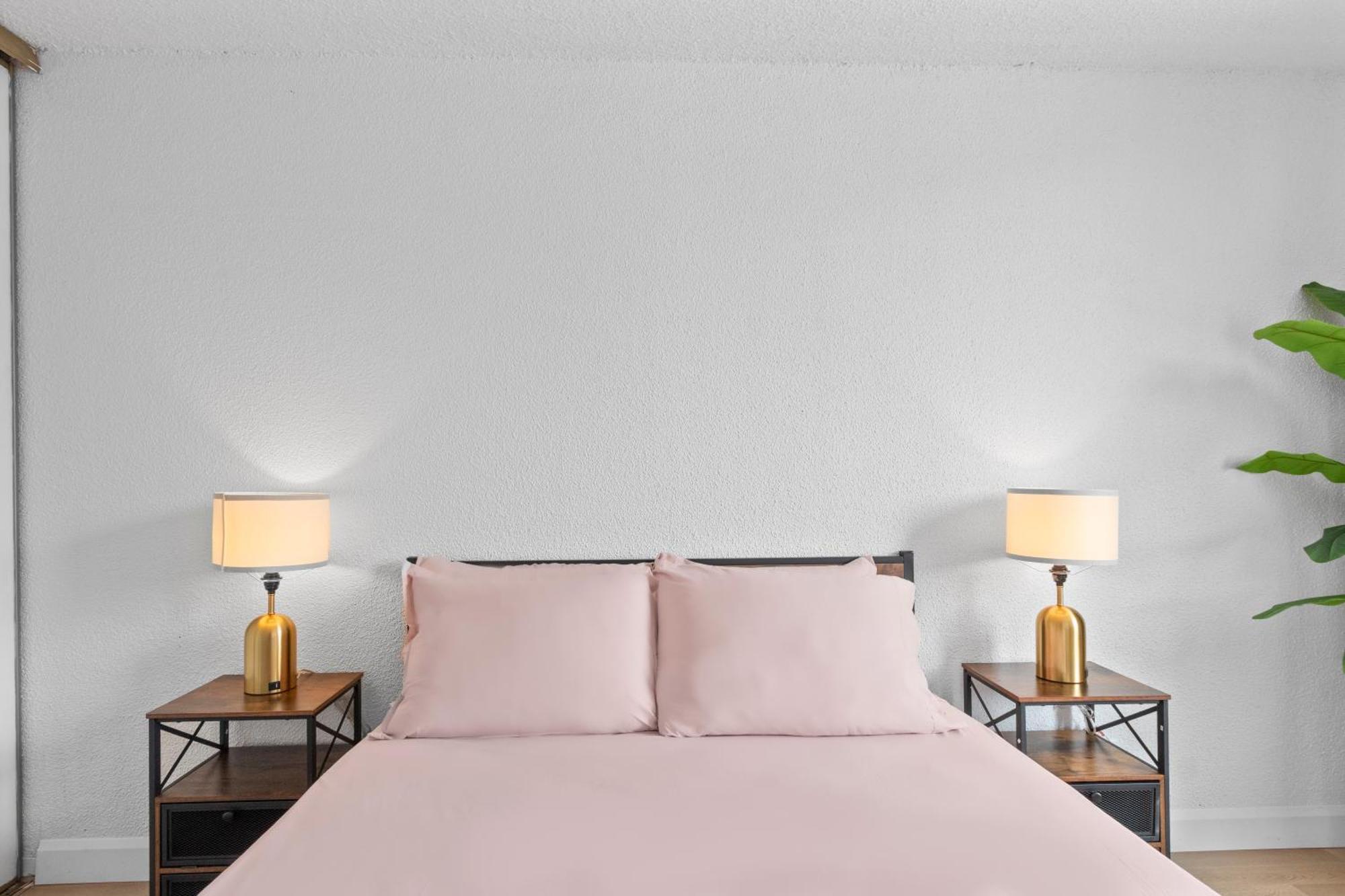 Private With Breathtaking Downtown View And Free Parking Apartment *