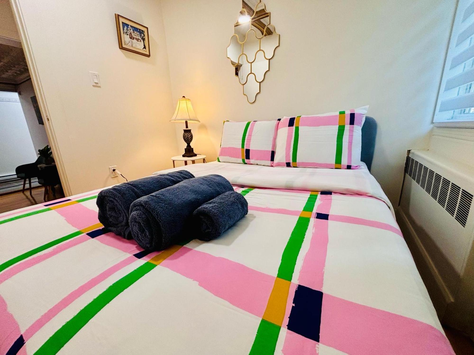Sunlit Haven - Free Parking Apartment Montreal