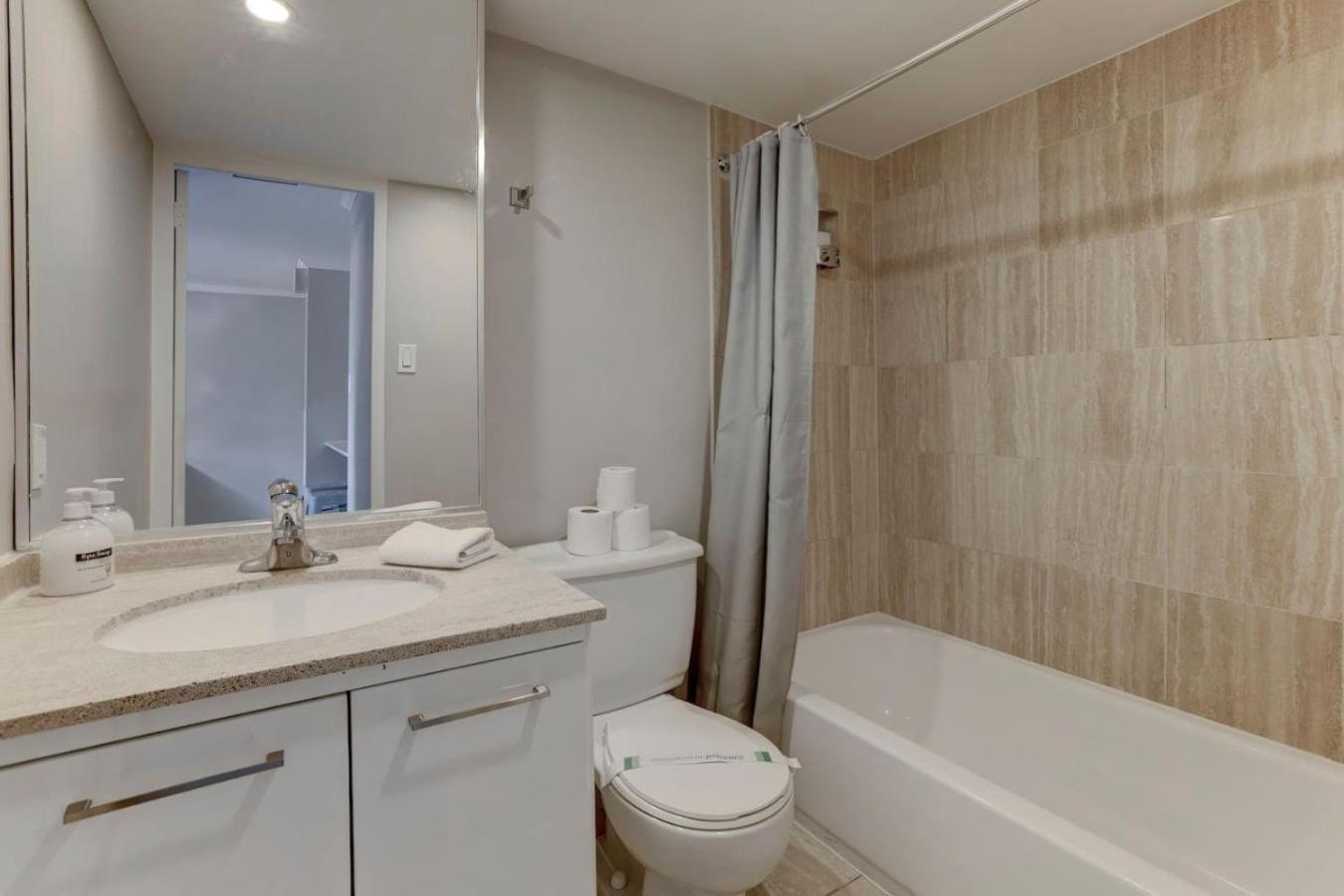 Apartment Unit In Heart Of Downtown Balcony View Zm5 *