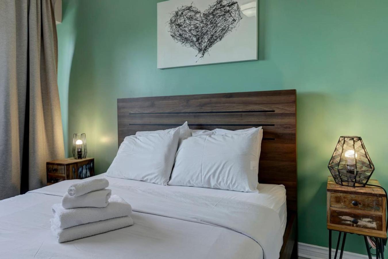 Apartment Unit In Heart Of Downtown Balcony View Zm5 *