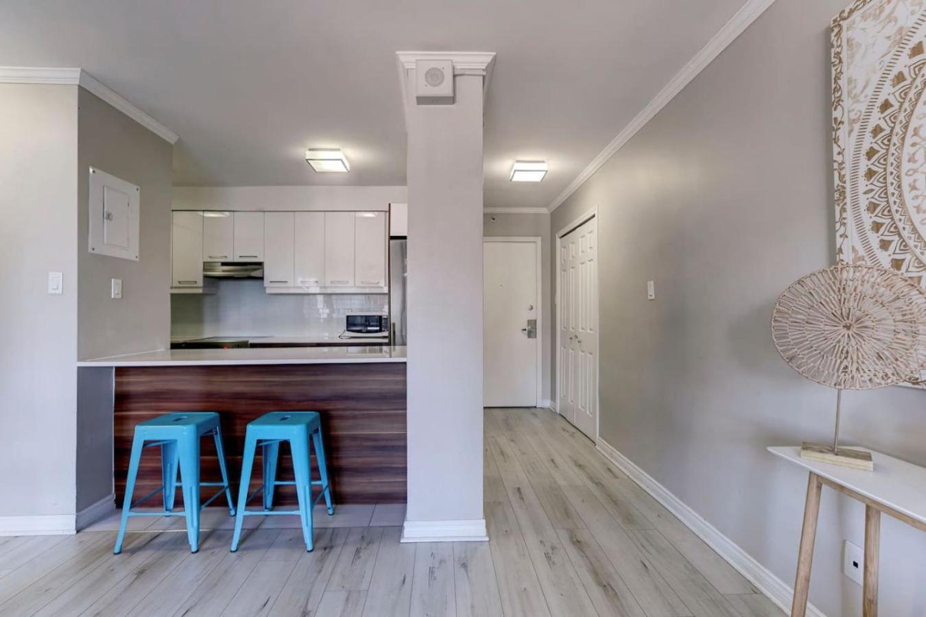 Unit In Heart Of Downtown Balcony View Zm5 * Montreal