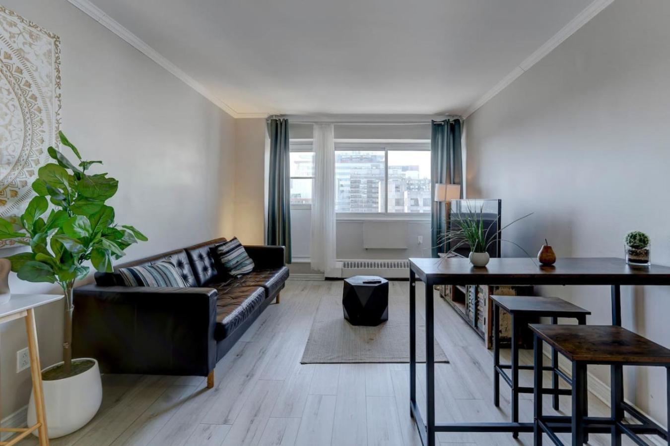 Apartment Unit In Heart Of Downtown Balcony View Zm5 *