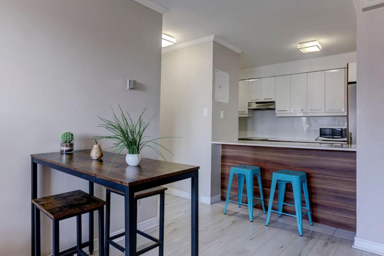 Unit In Heart Of Downtown Balcony View Zm5 Apartment Montreal