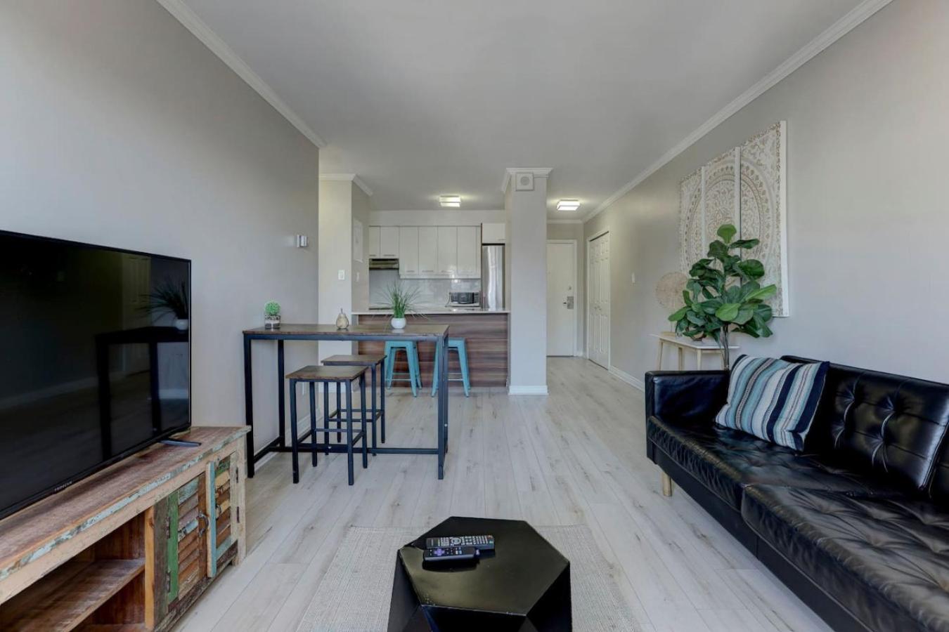 Apartment Unit In Heart Of Downtown Balcony View Zm5 Montreal