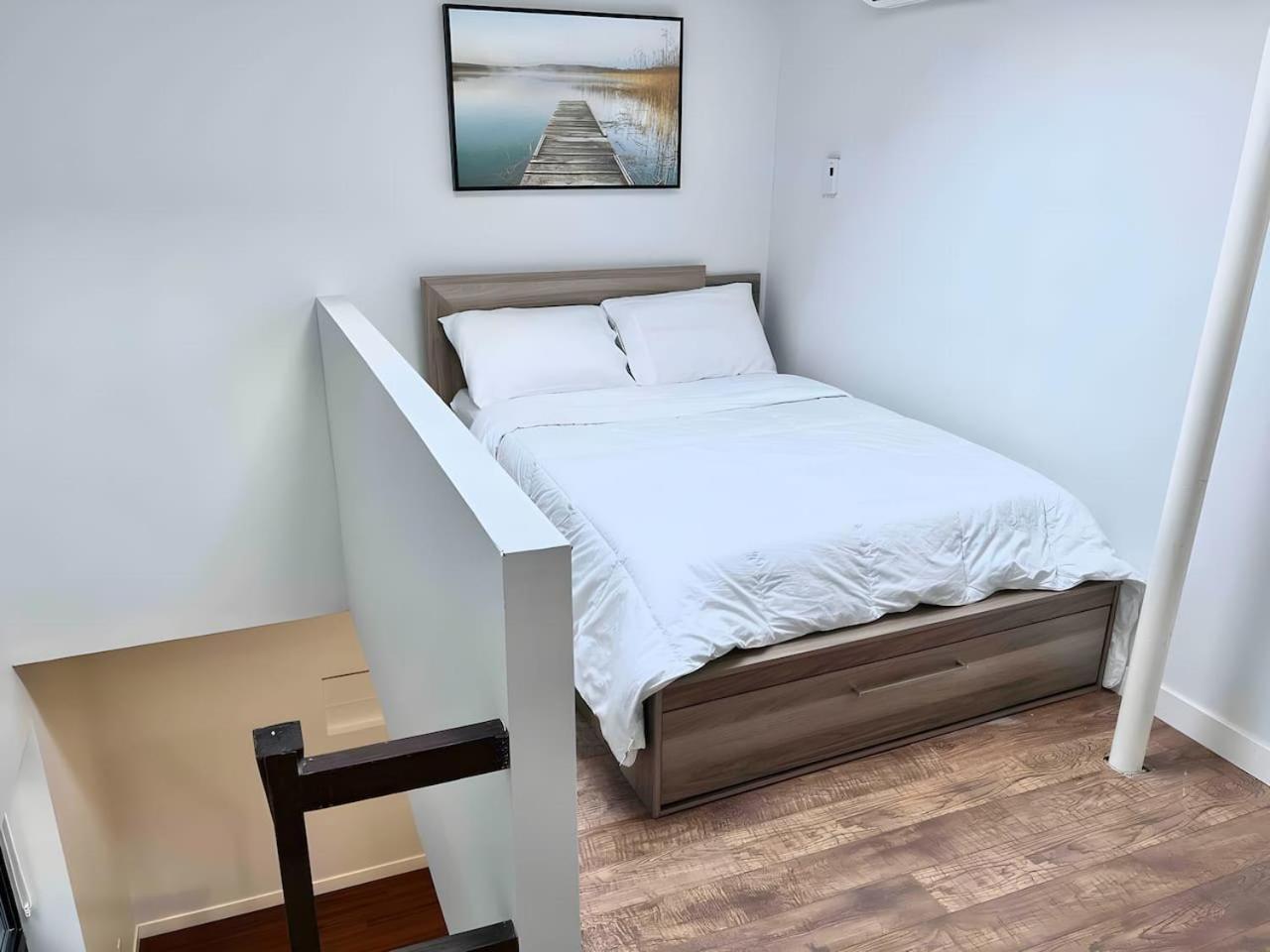 1bdr Mezzanine-bishop-vibe Mtl Zx7 Apartment *