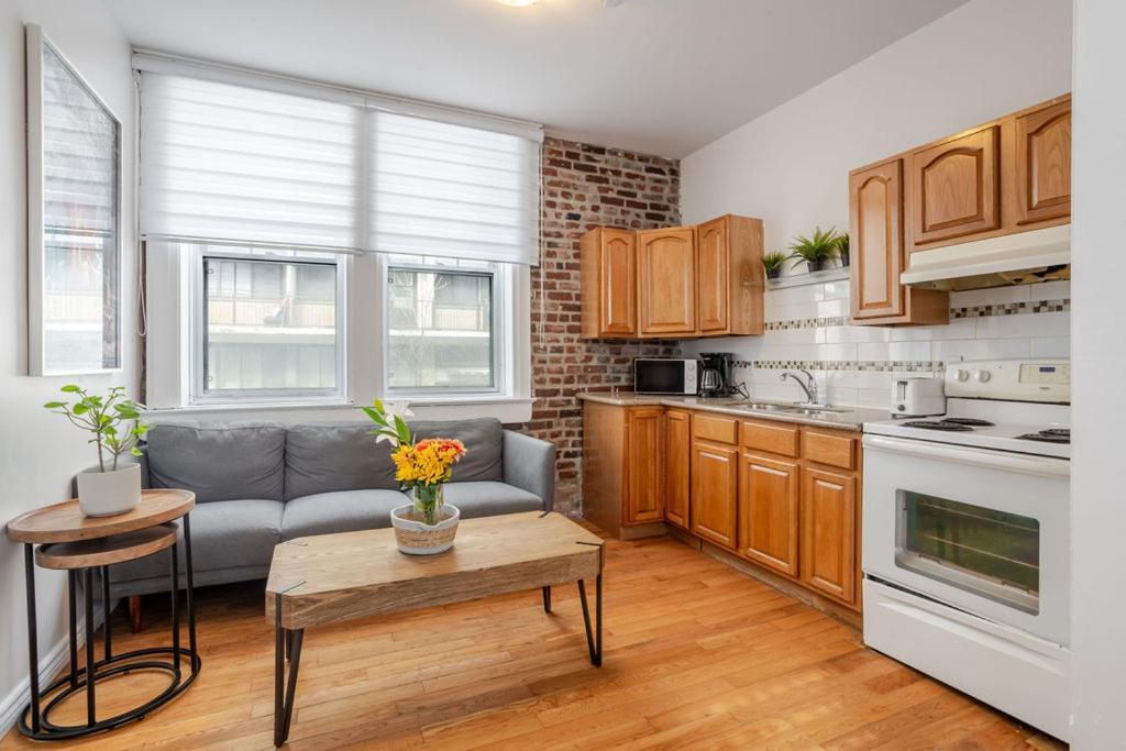 Premium Location Stylish 3br Downtown Zh9 *