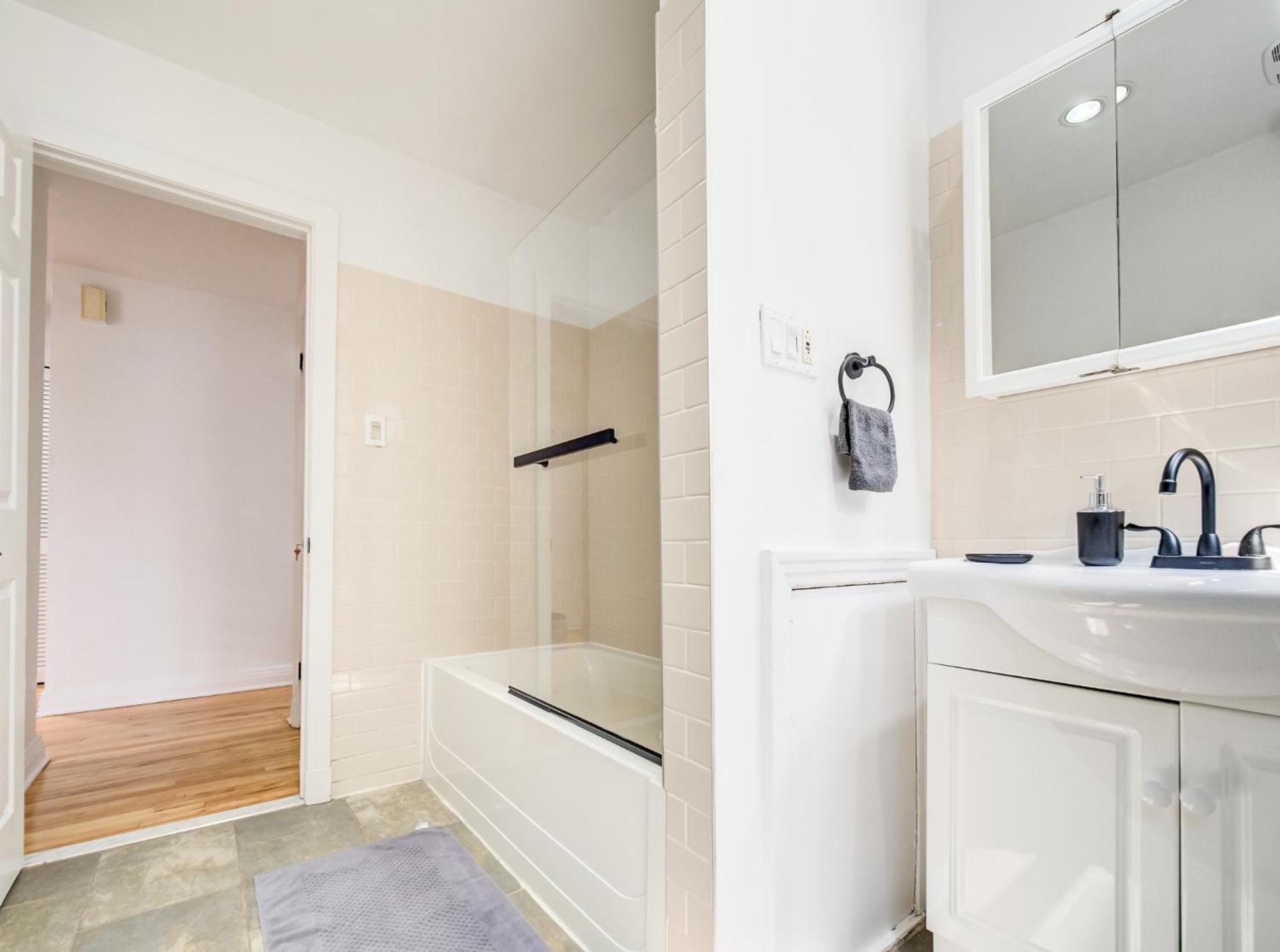 Spacious 4-bedrooms In Homa 22 Apartment *
