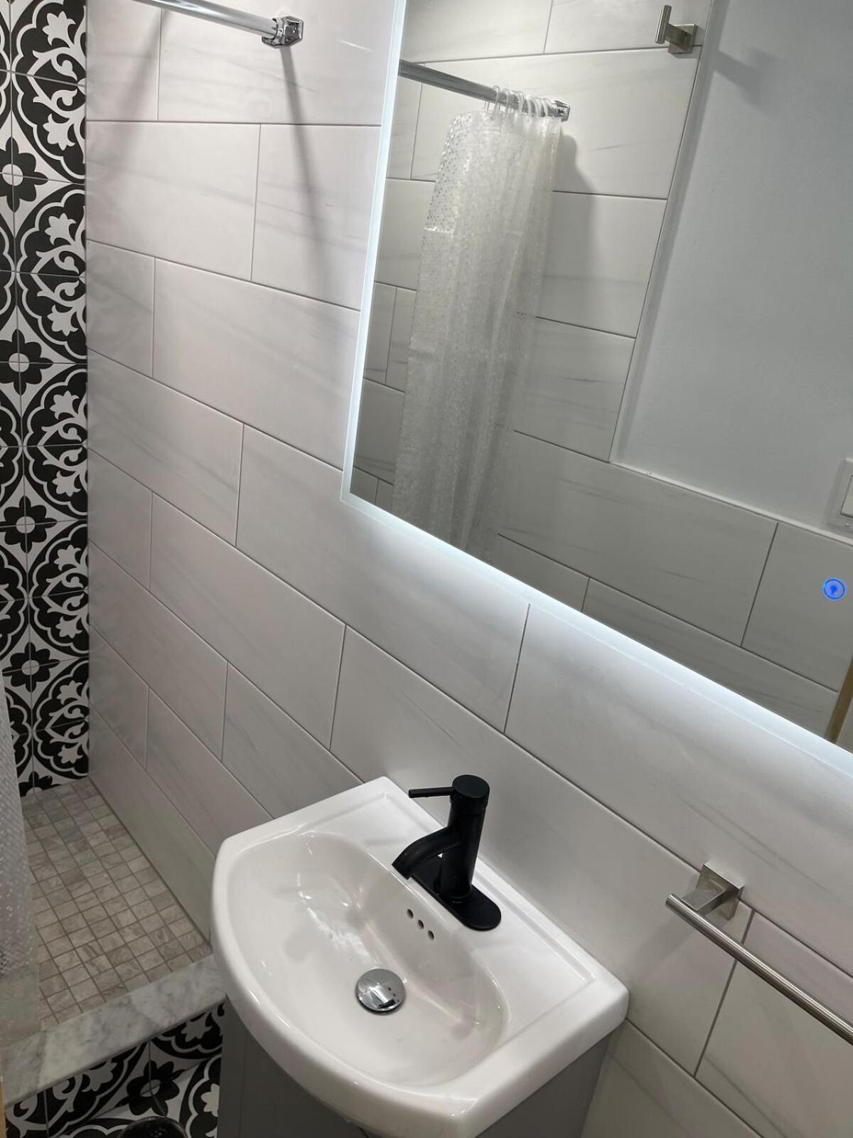 Stylish Furnished Modern Studio, Bright And Spacious 20 Minutes From Downtown *