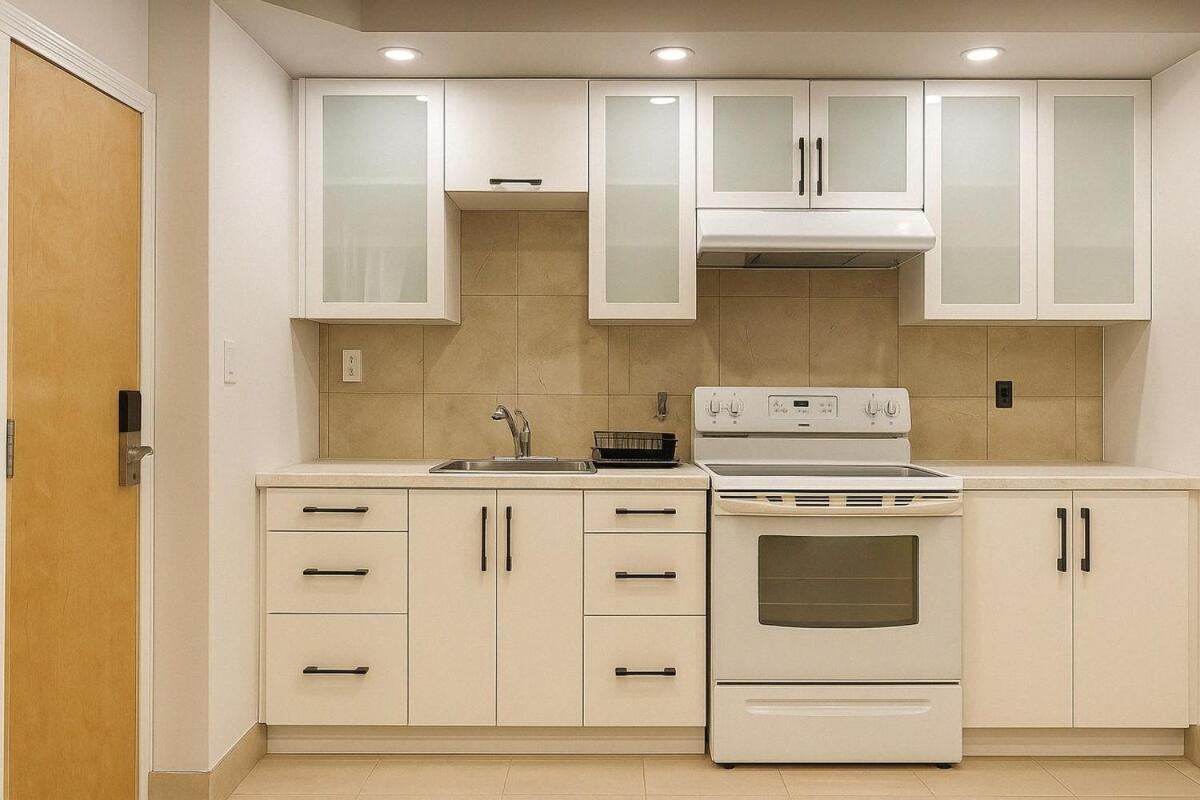 Stylish Furnished Modern Studio, Bright And Spacious 20 Minutes From Downtown Apartment