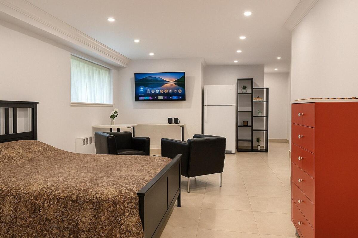 Stylish Furnished Modern Studio, Bright And Spacious 20 Minutes From Downtown * Montreal