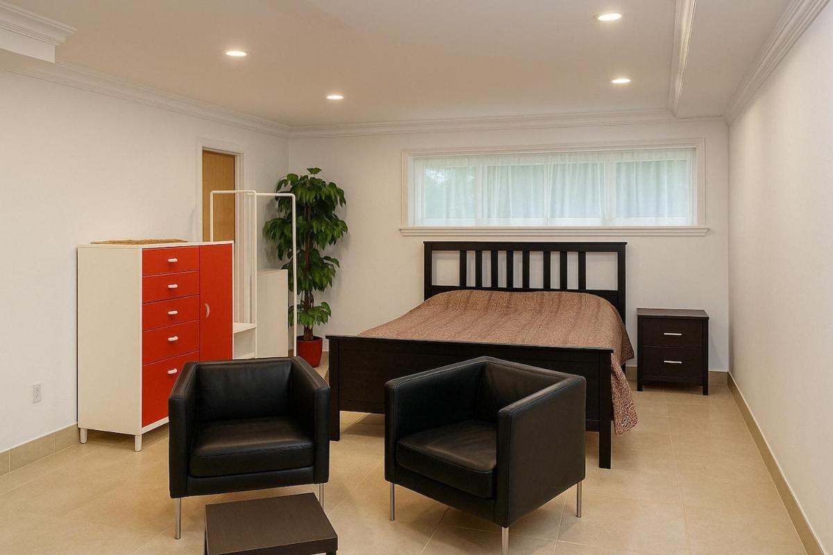 Stylish Furnished Modern Studio, Bright And Spacious 20 Minutes From Downtown