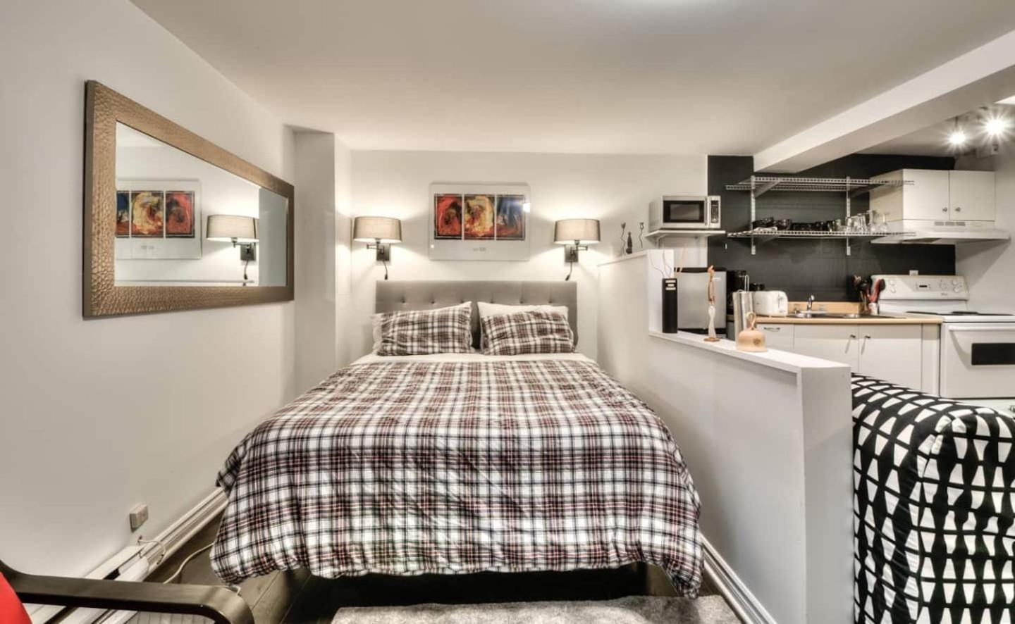 100 Meters To Metro - Montcalm Apartment Montreal