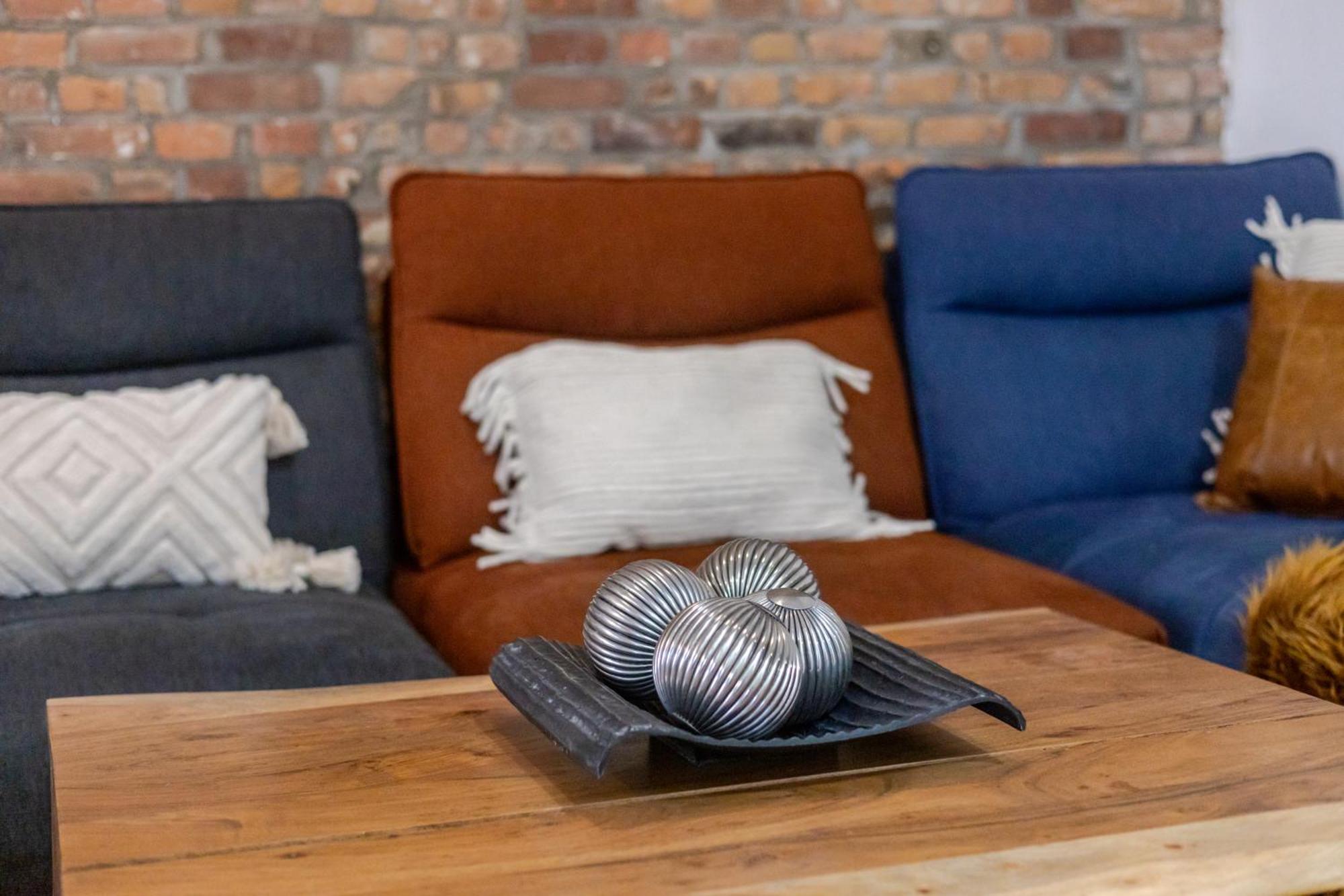 Apartment Chic 4br Haven Sunlit In Downtown Mtl