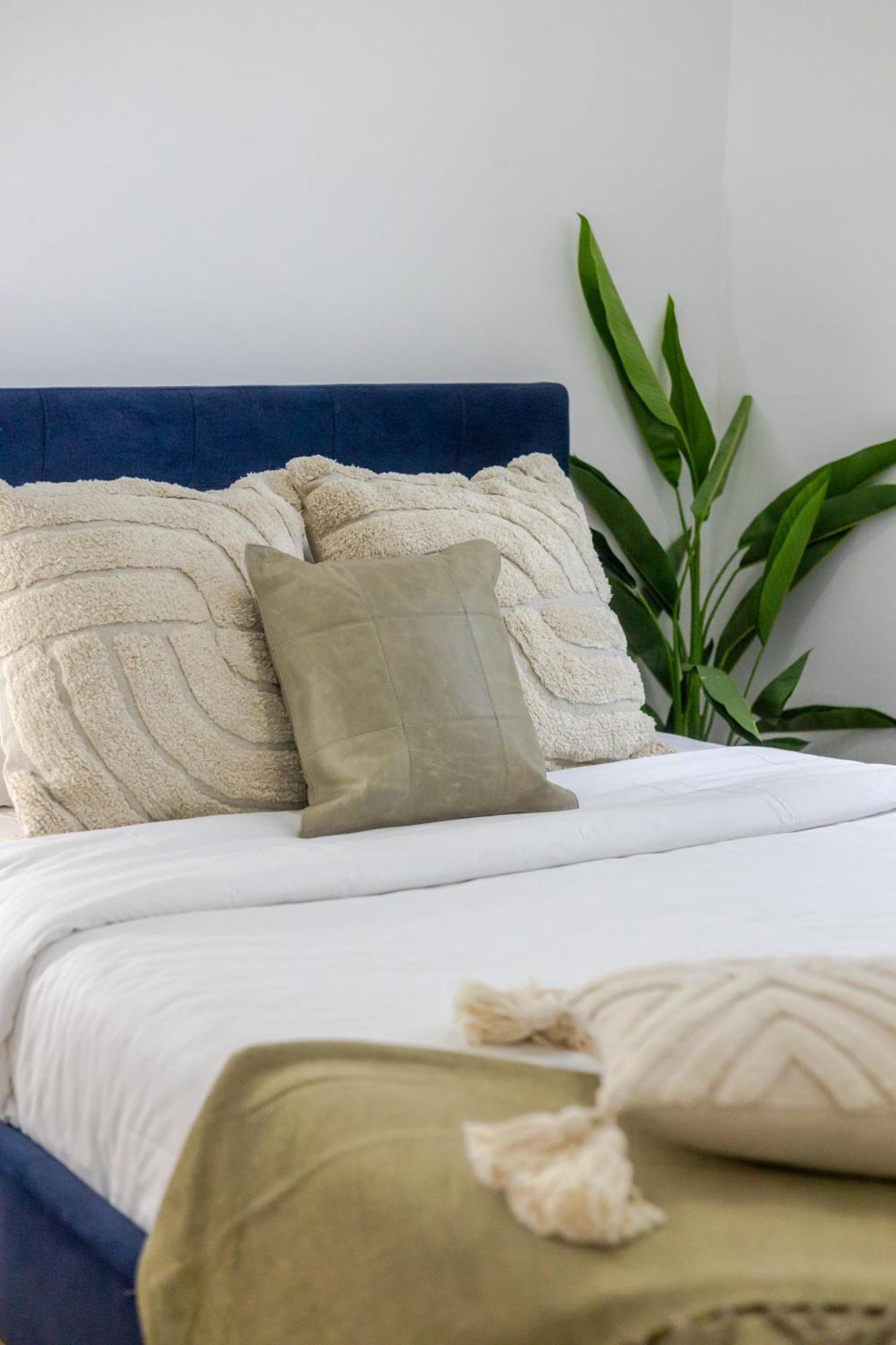Apartment Chic 4br Haven Sunlit In Downtown Mtl Montreal