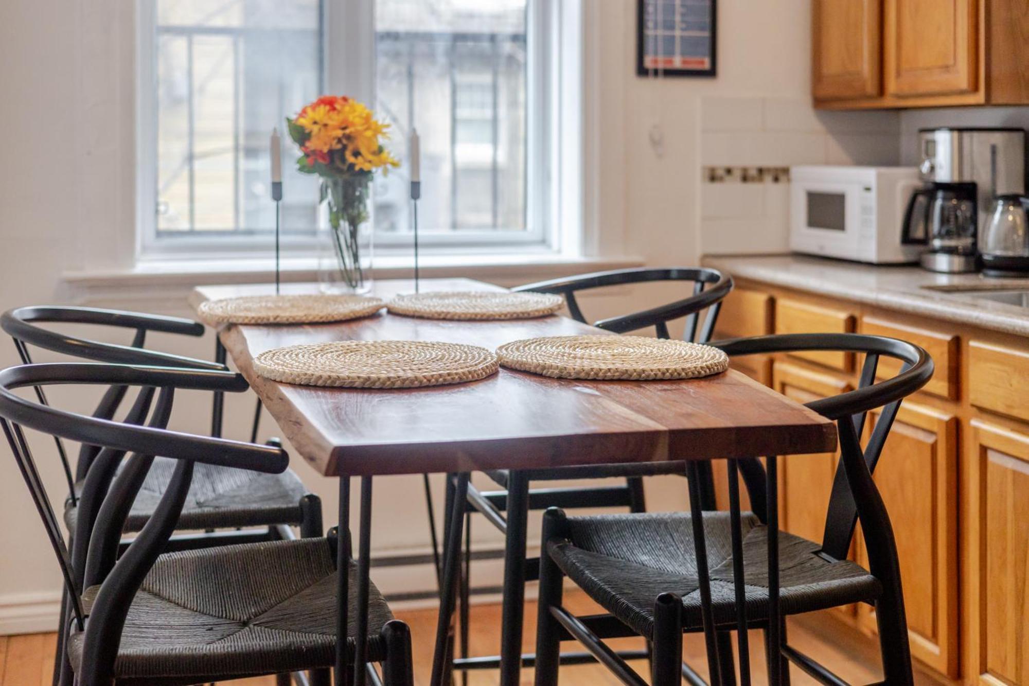 Chic 4br Haven Sunlit In Downtown Mtl * Montreal