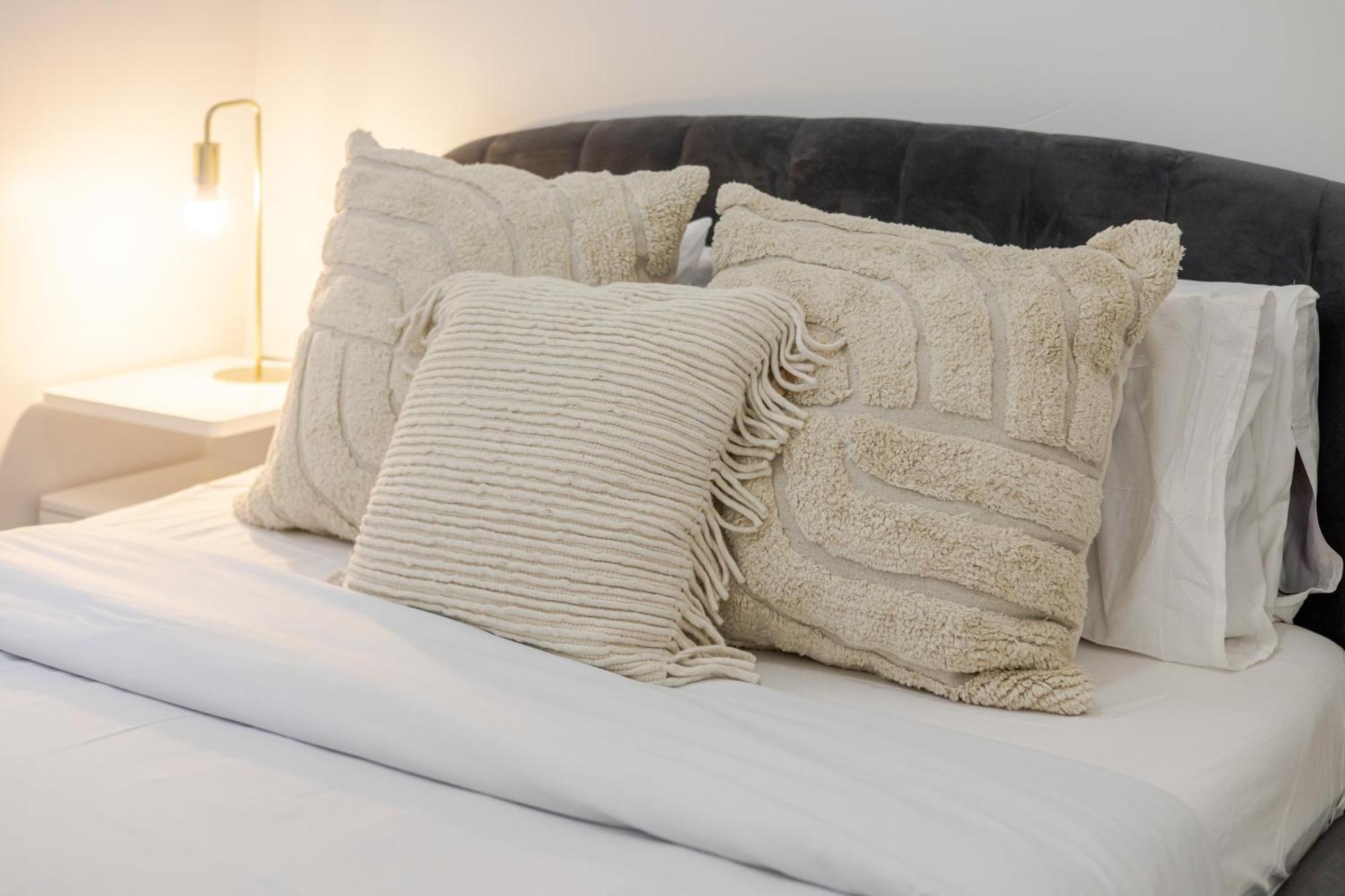 Chic 4br Haven Sunlit In Downtown Mtl Montreal