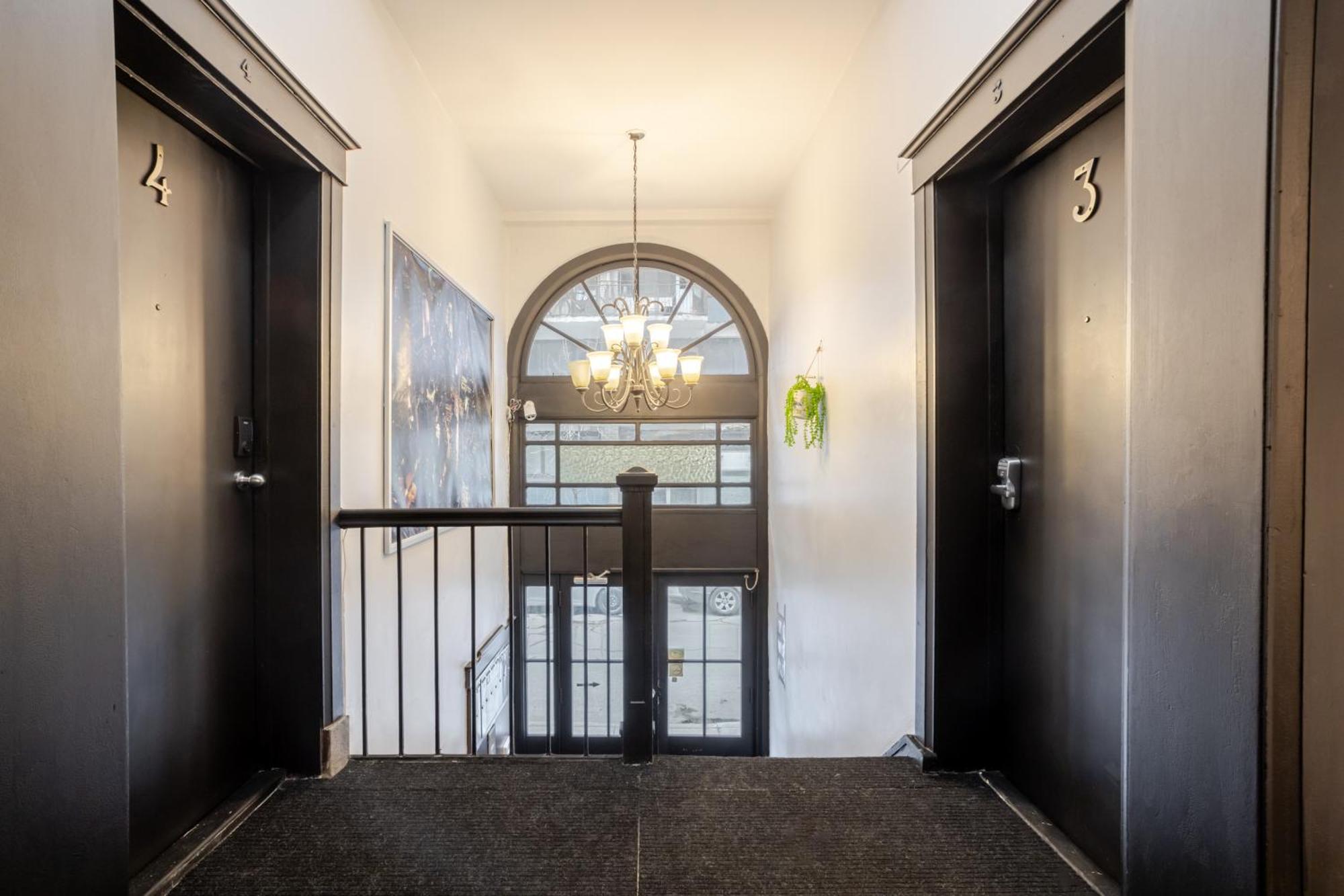 Apartment Chic 4br Haven Sunlit In Downtown Mtl *