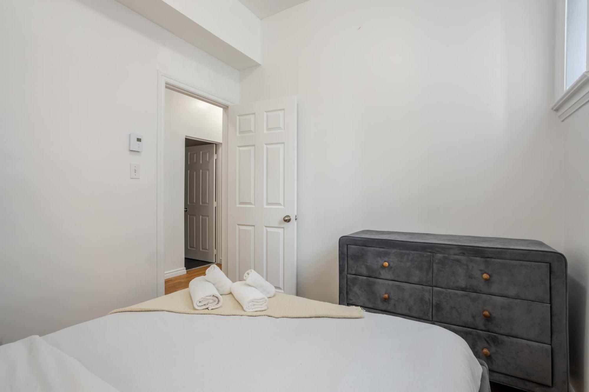 Chic 4br Haven Sunlit In Downtown Mtl Montreal