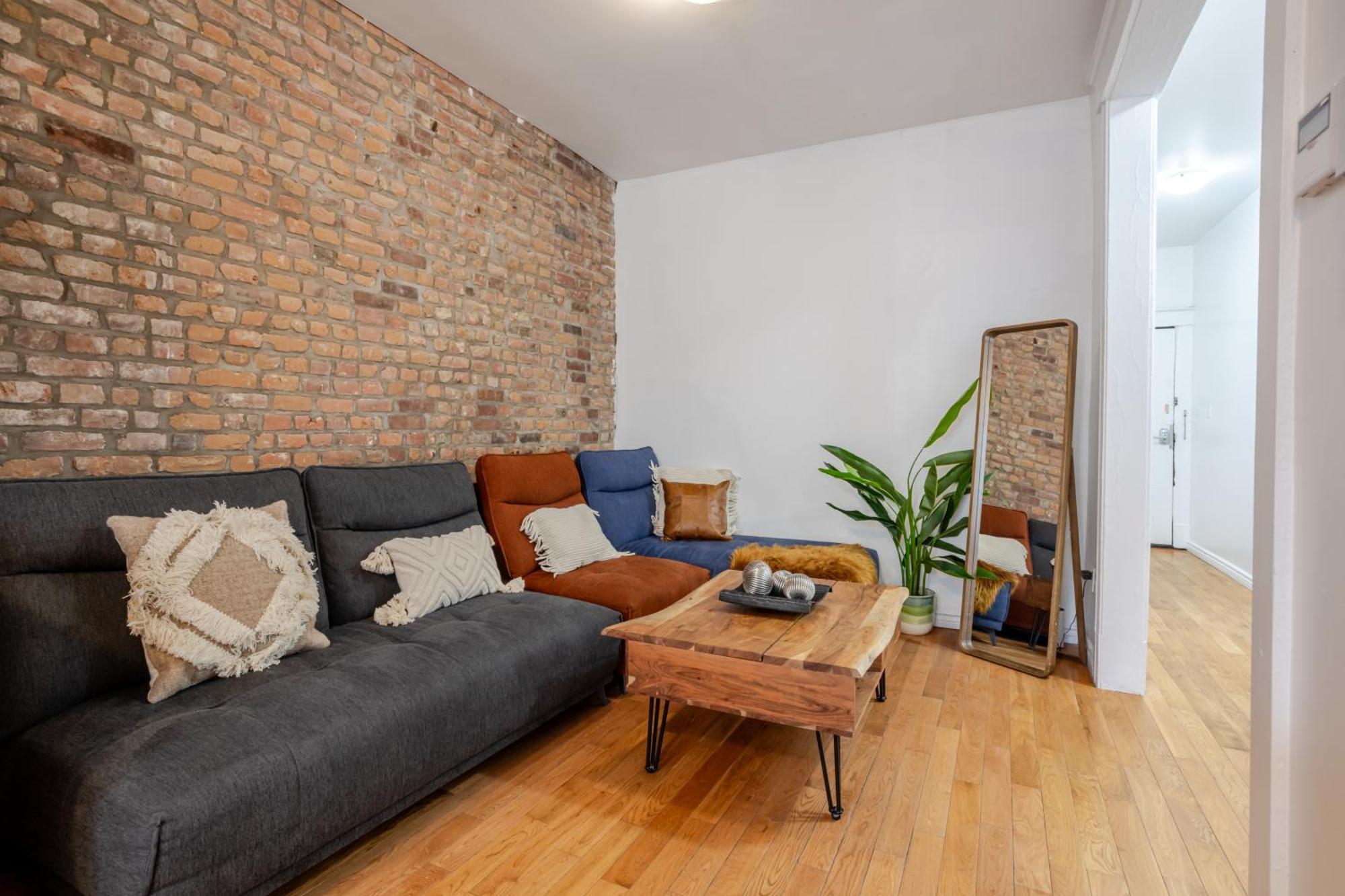 Chic 4br Haven Sunlit In Downtown Mtl * Montreal