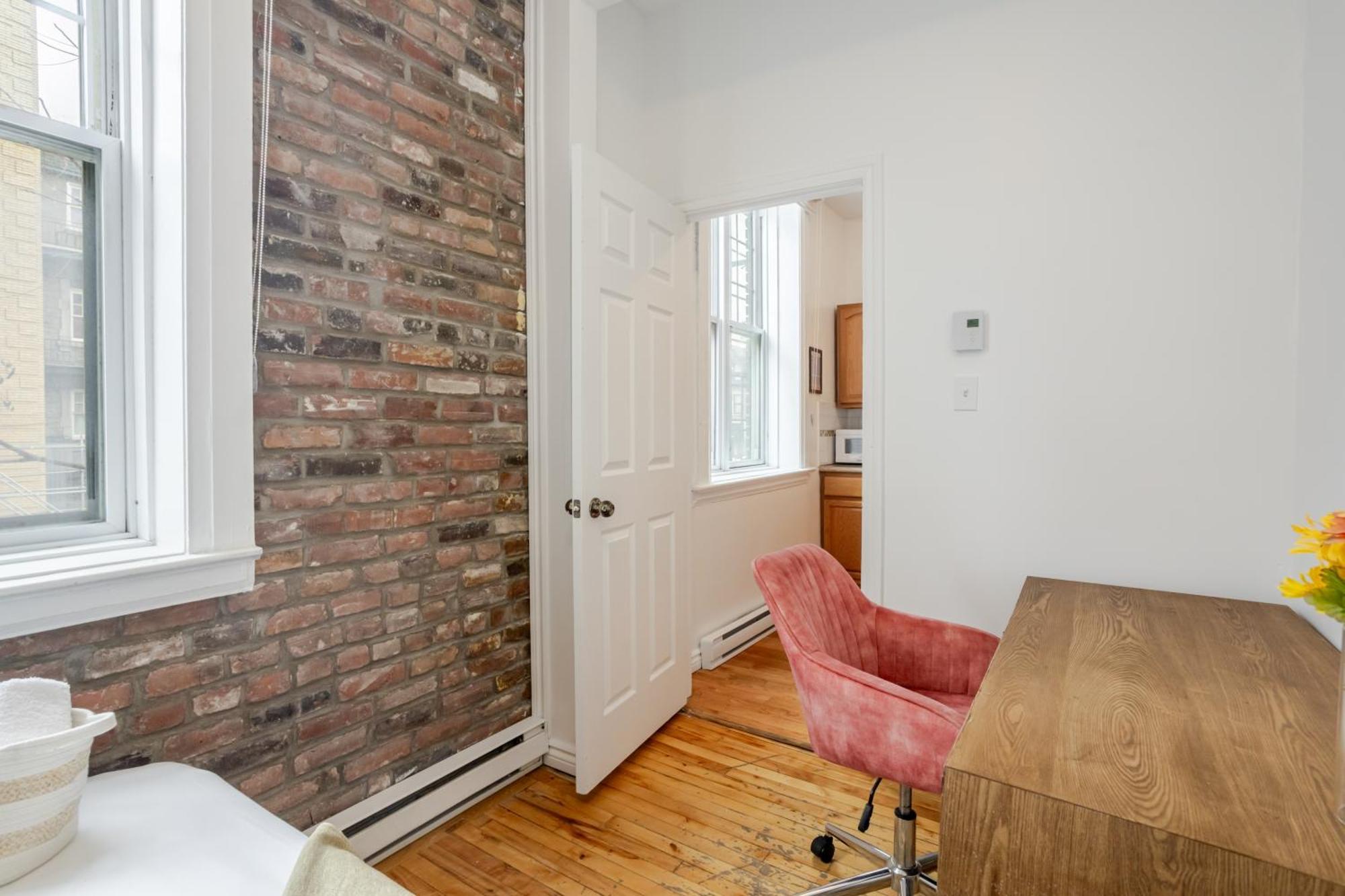 Chic 4br Haven Sunlit In Downtown Mtl
