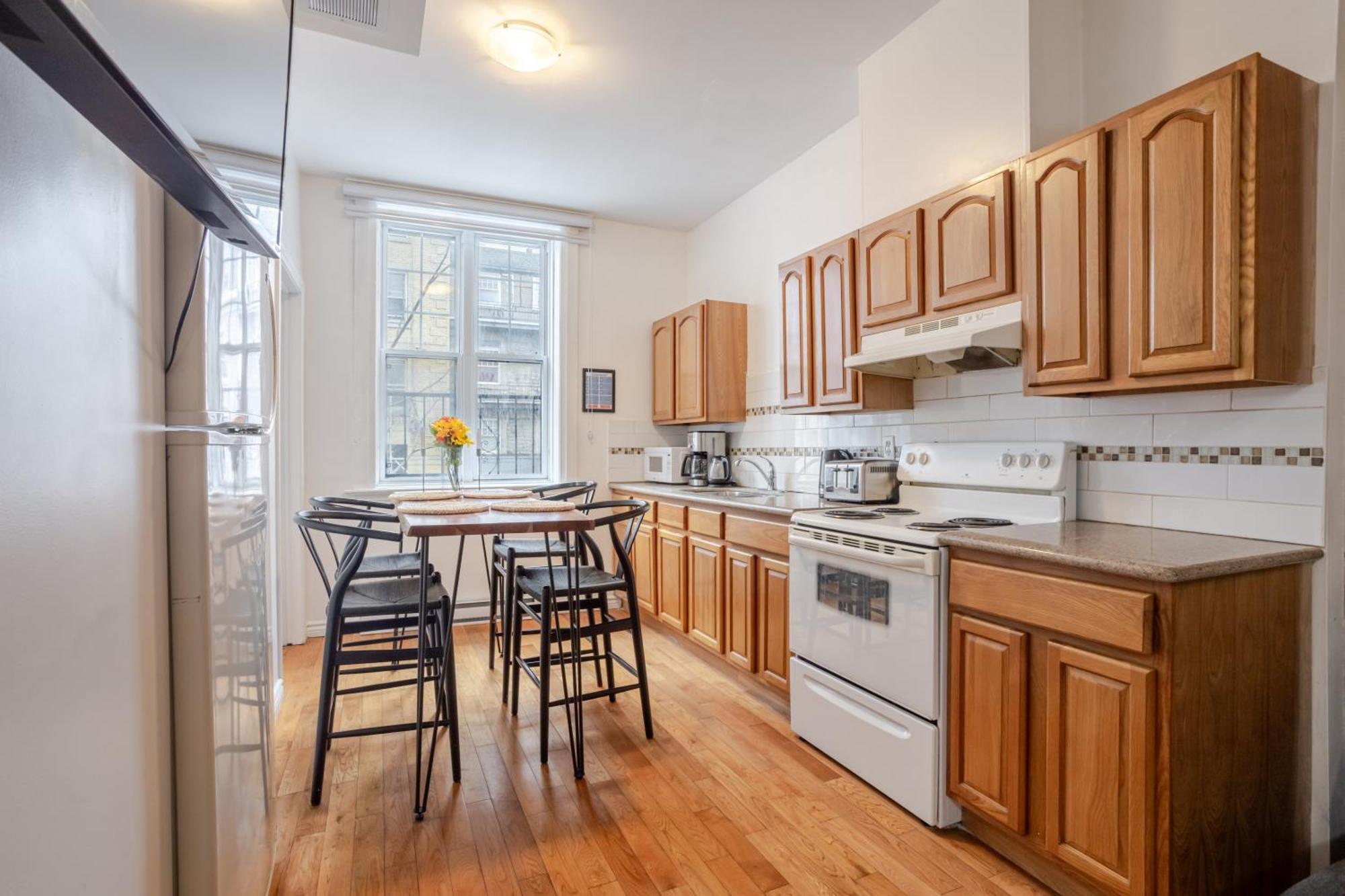 Chic 4br Haven Sunlit In Downtown Mtl Apartment