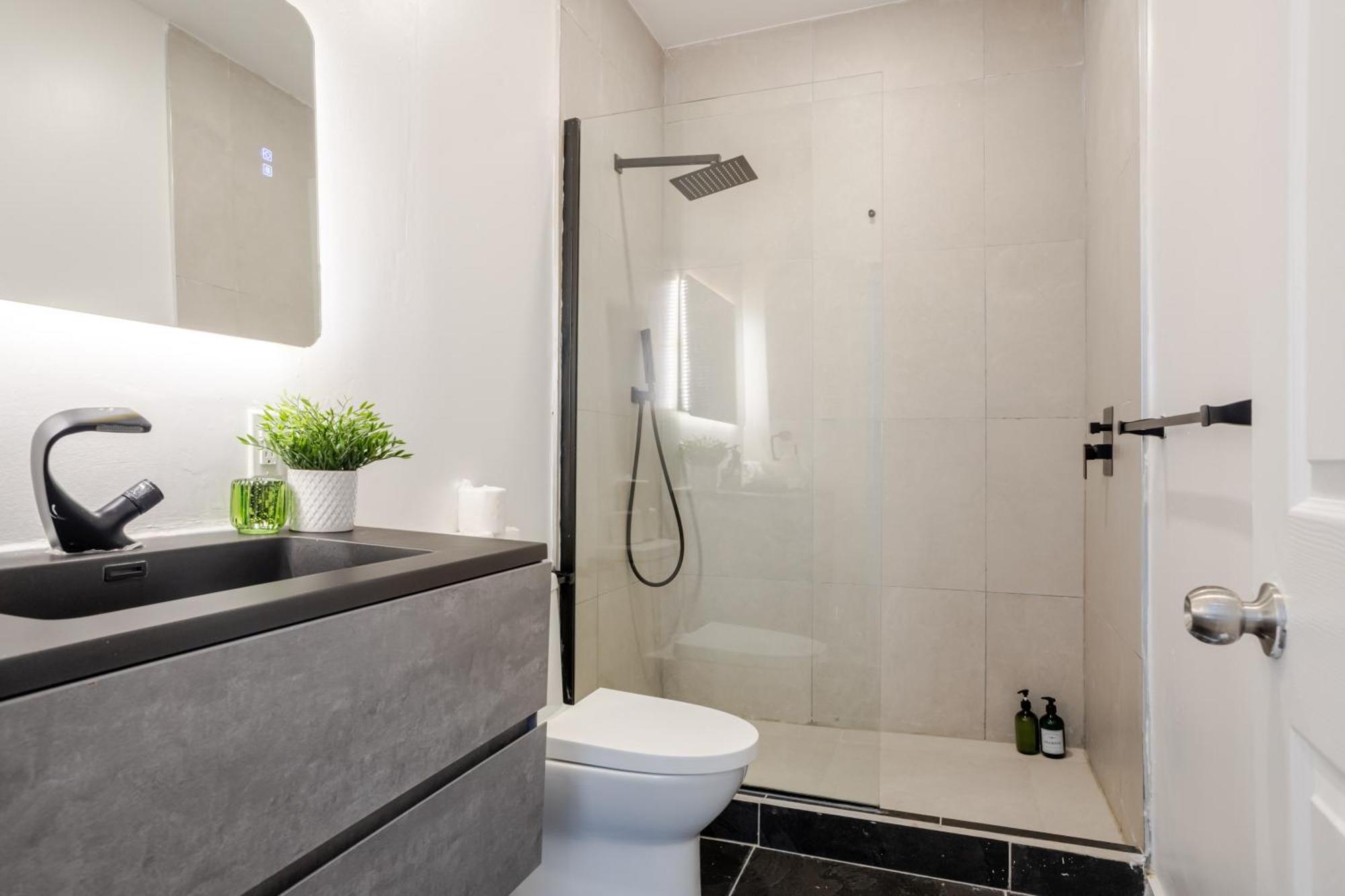 Chic 4br Haven Sunlit In Downtown Mtl Apartment Montreal