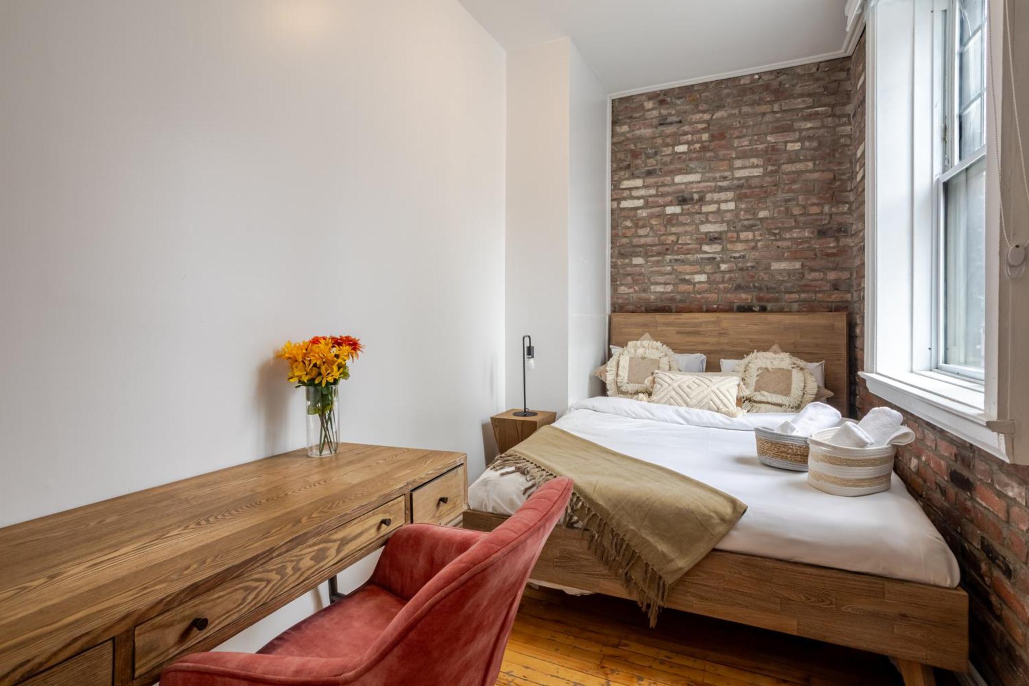 Chic 4br Haven Sunlit In Downtown Mtl *