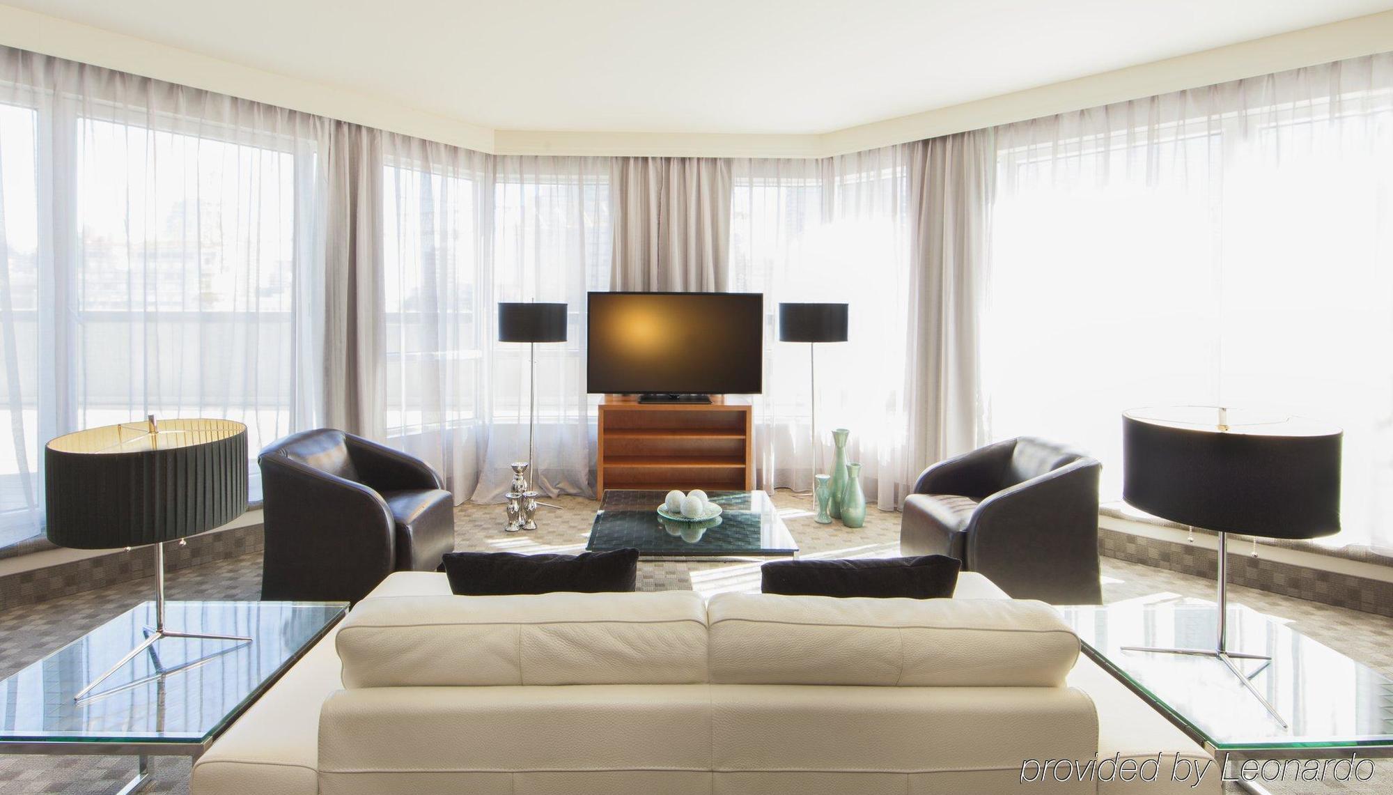 Warwick Le Crystal - Hotel
