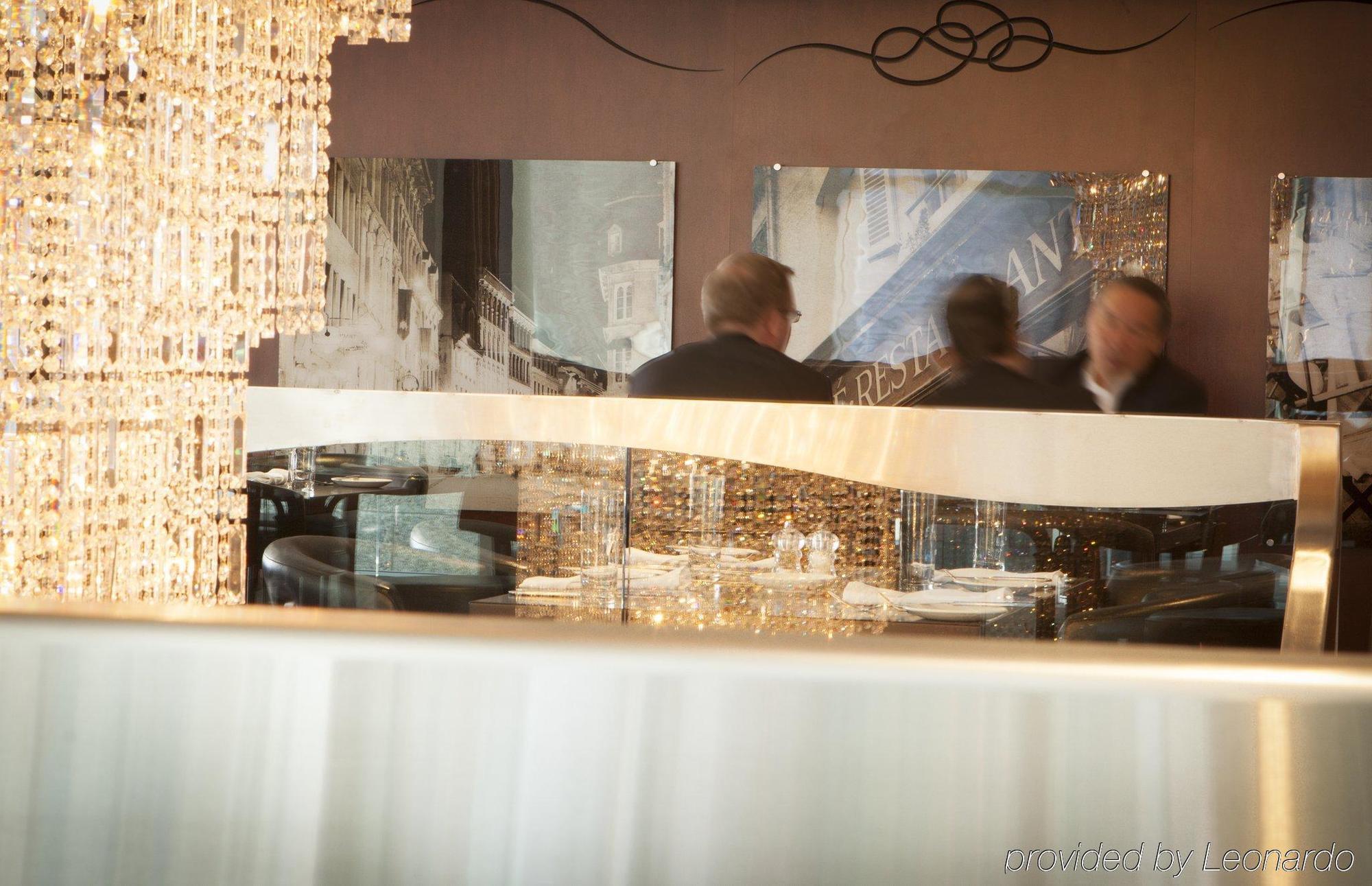 Warwick Le Crystal - Hotel Montreal