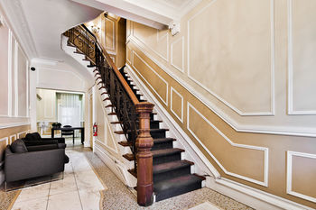 Majestik Downtown Apartment