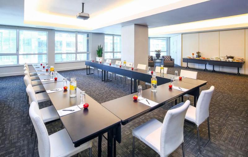 Warwick Le Crystal - Hotel Montreal