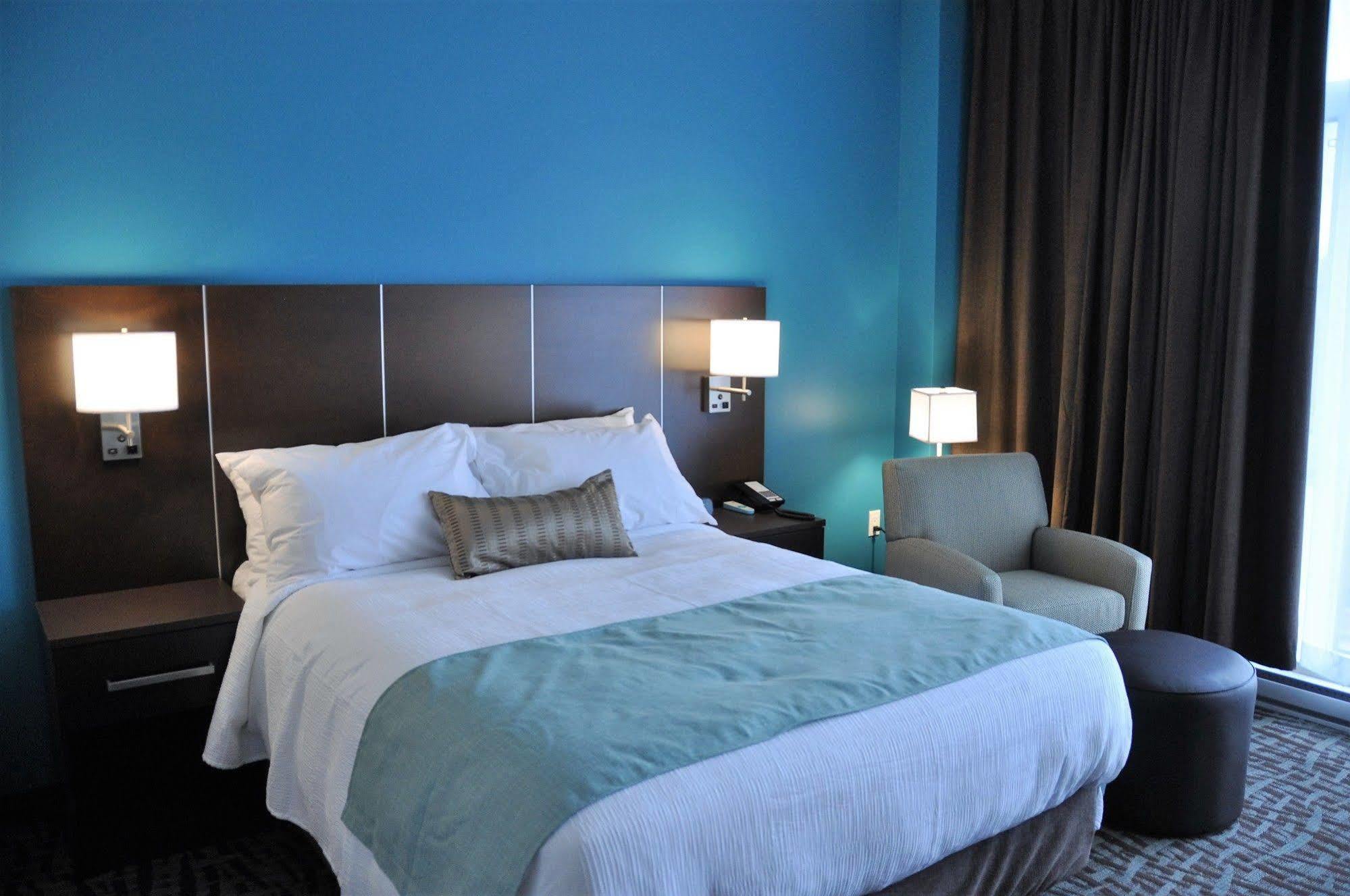 Best Western Plus Hotel Montreal 4*